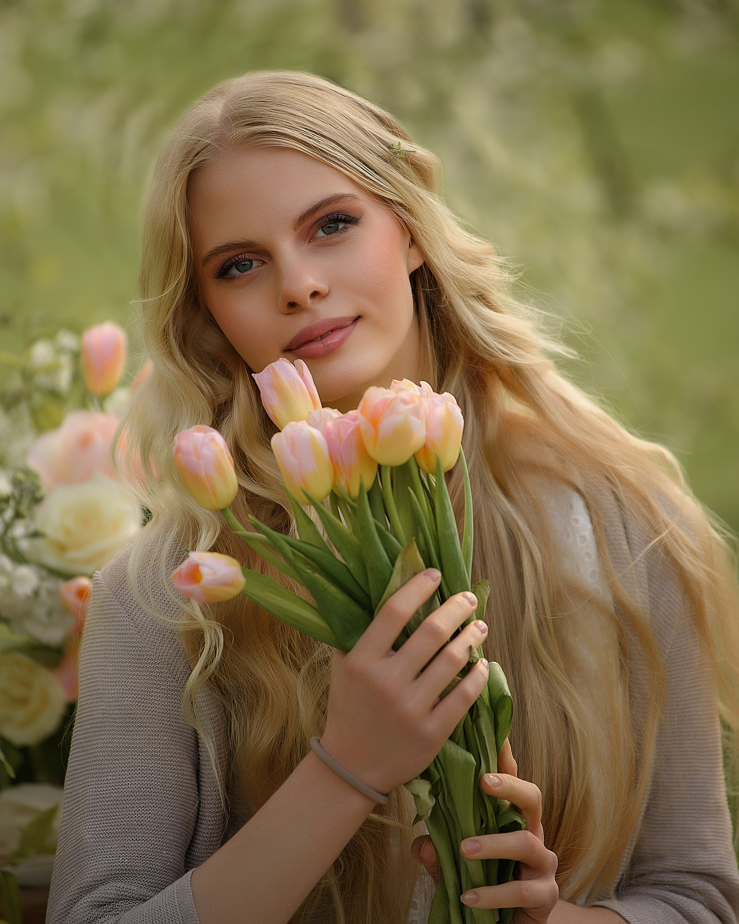 Фотосессия девушки в цветении в музее-заповеднике Коломенское. Женский фотограф в Москве Богдашкина Динара