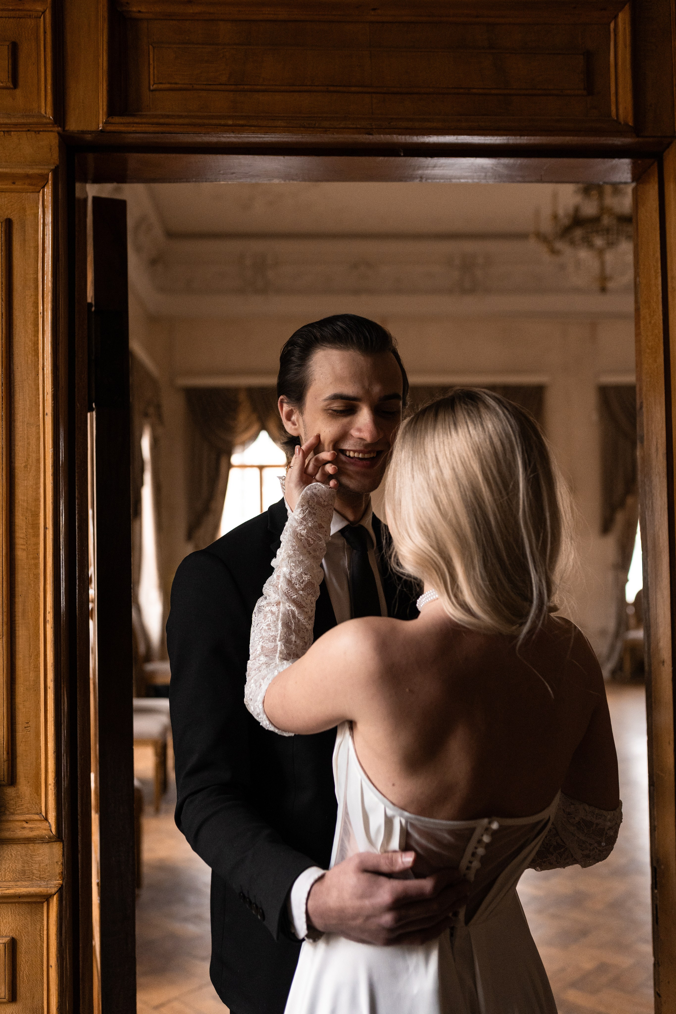 Свадебная фотосессия в Пушкинской библиотеке. Свадебный фотограф в Москве Анна Полушина