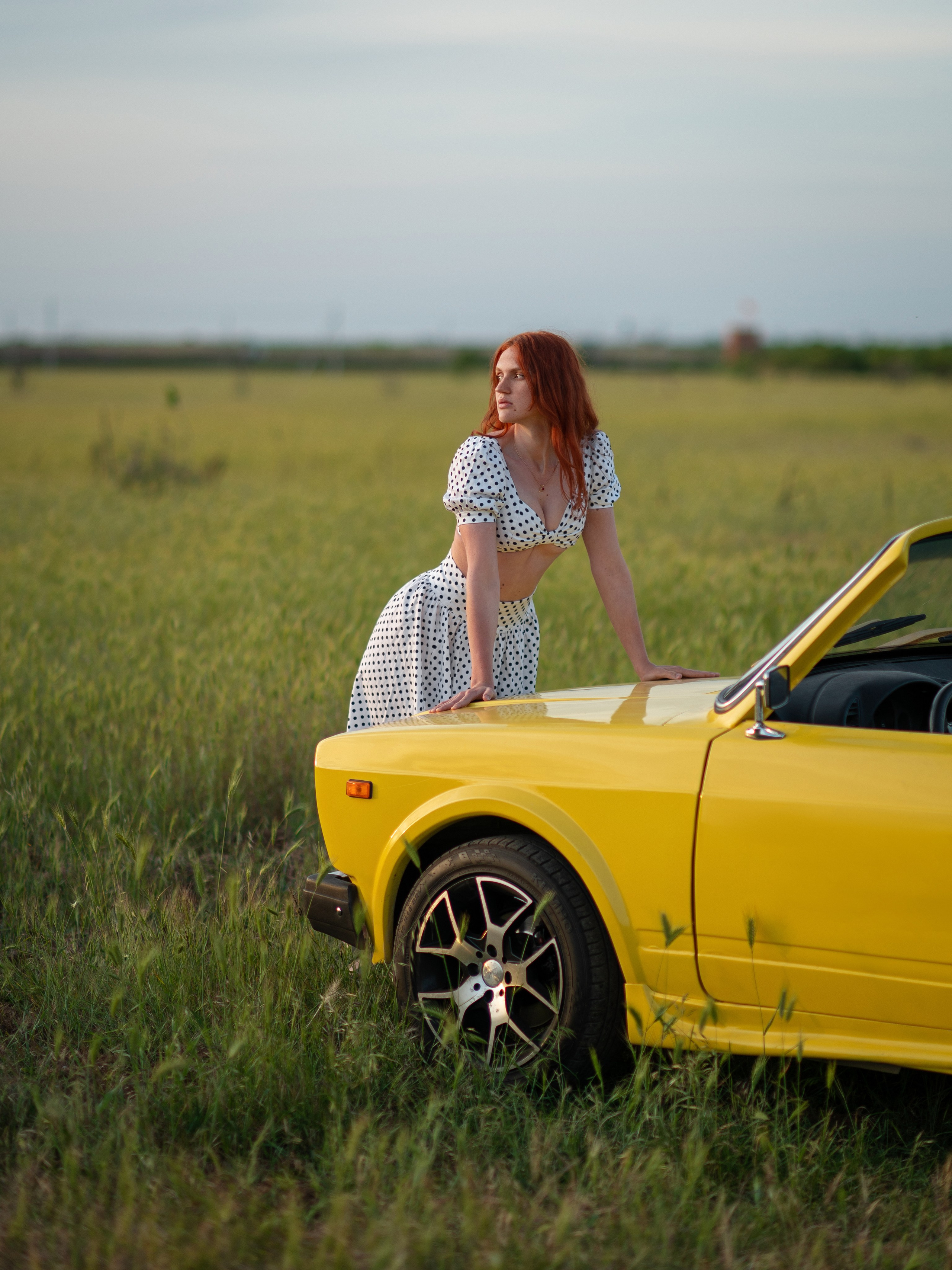 Выездная фотосессия с кабриолетом жигули желтого цвета в Севастополе, Ялте, Форосе, Крыму