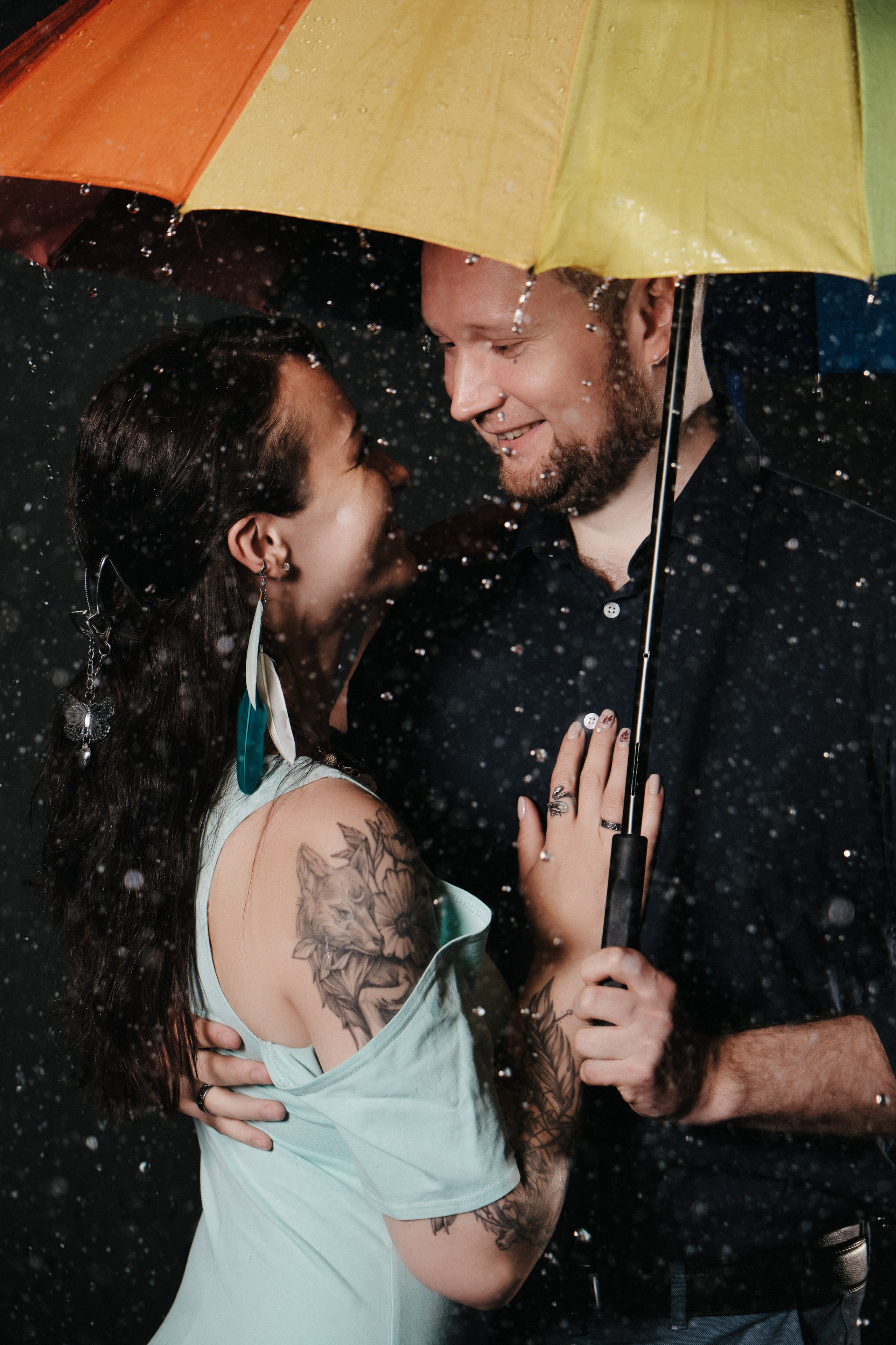 лав стори в студии с дождём и зонтом