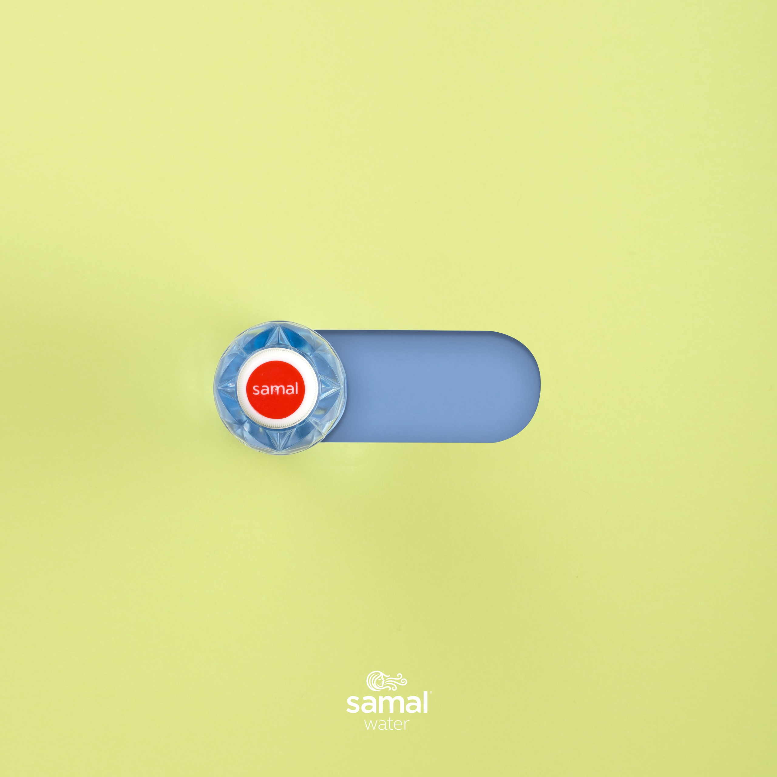 Крышка от бутылки Samal на жёлто-голубом фоне — минималистичная композиция