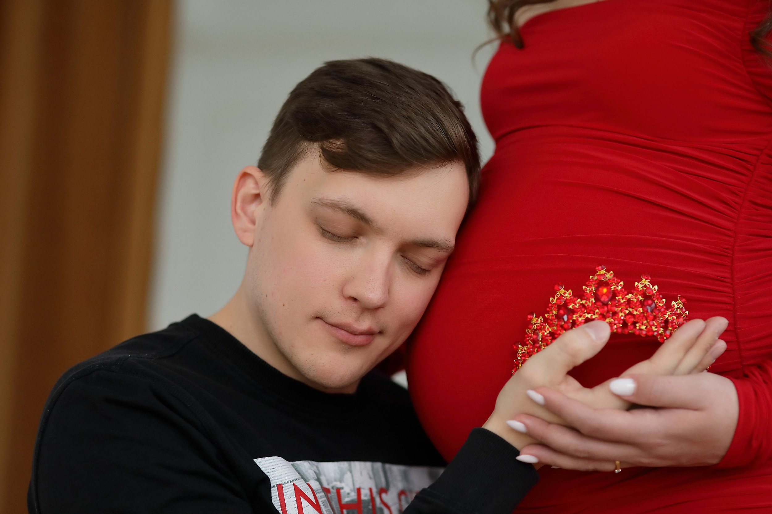 фотосессия беременности в красном платье