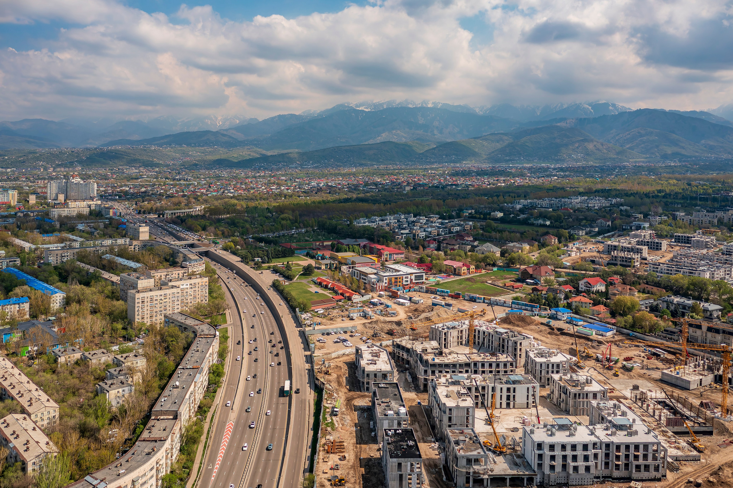 Алматы, ЖК 1st от Bi Group — аэросъёмка на фоне гор, апрель 2026. Интерьерный фотограф Алматы