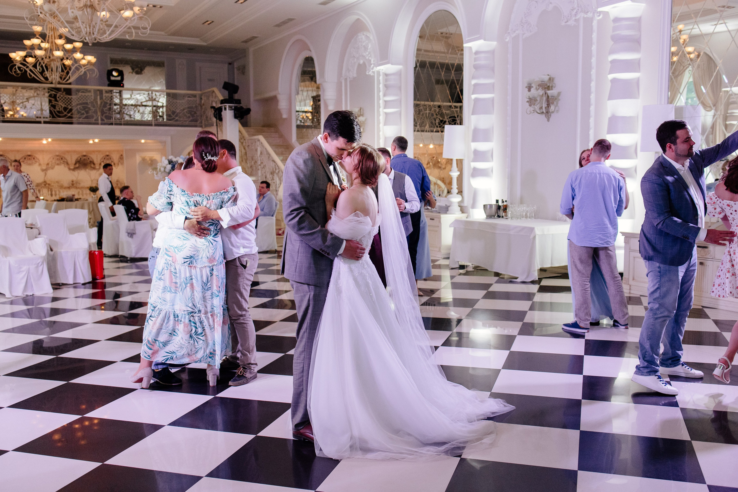 Свадебное утро в Hyatt Regency Хаятт Редженси, свадебная прогулка на Арме и банкет в О’Шалей. Свадебный и семейный фотограф Екатерина Иванова