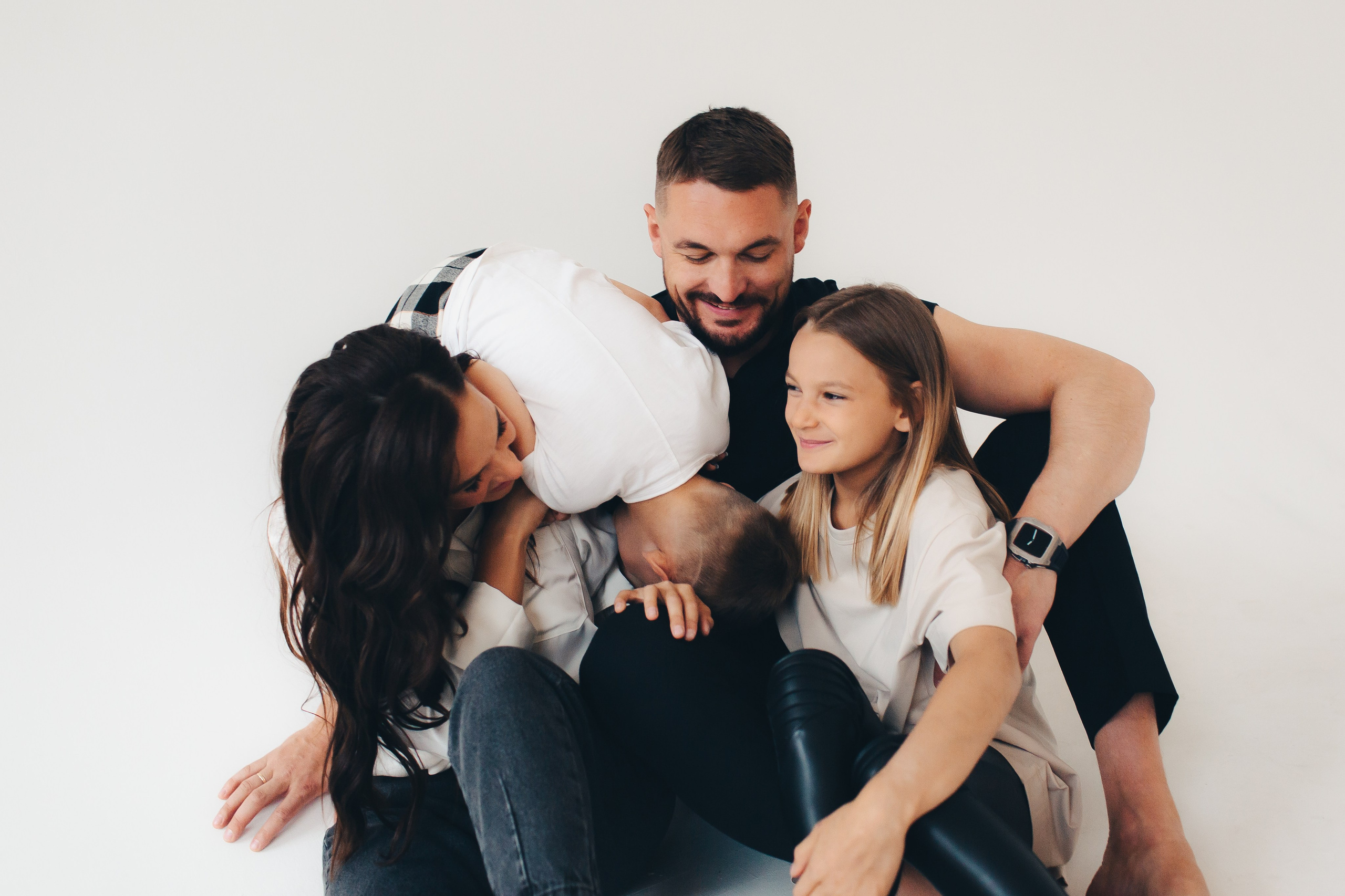 Семейная съёмка на белом фоне. Фотограф Евгения Мальцева, Архангельск