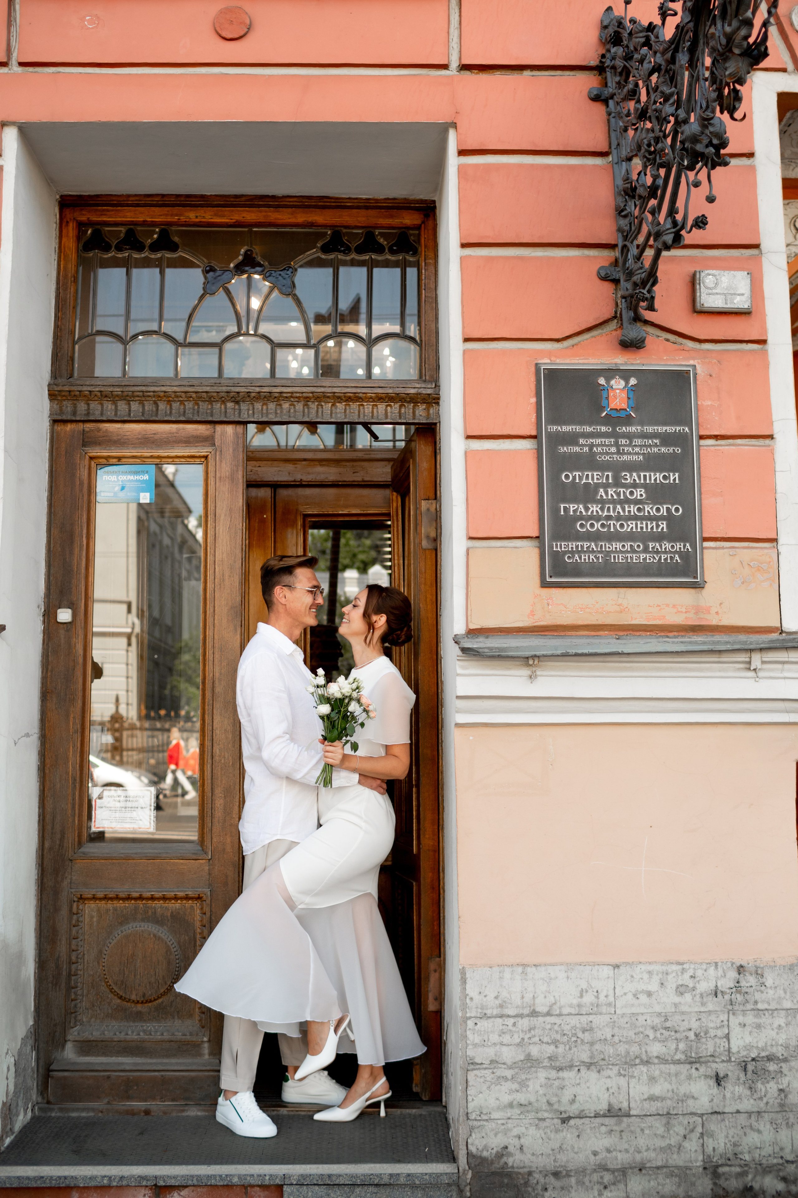 Свадебная фотопрогулка в Петербурге летом. Свадебный фотограф Кирилл Белый