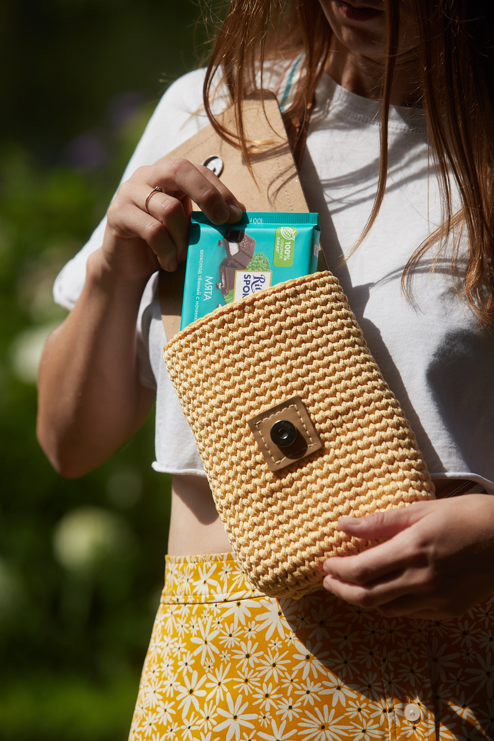 Оранжевый аксессуар в стиле hand-made — предметная фотосессия.