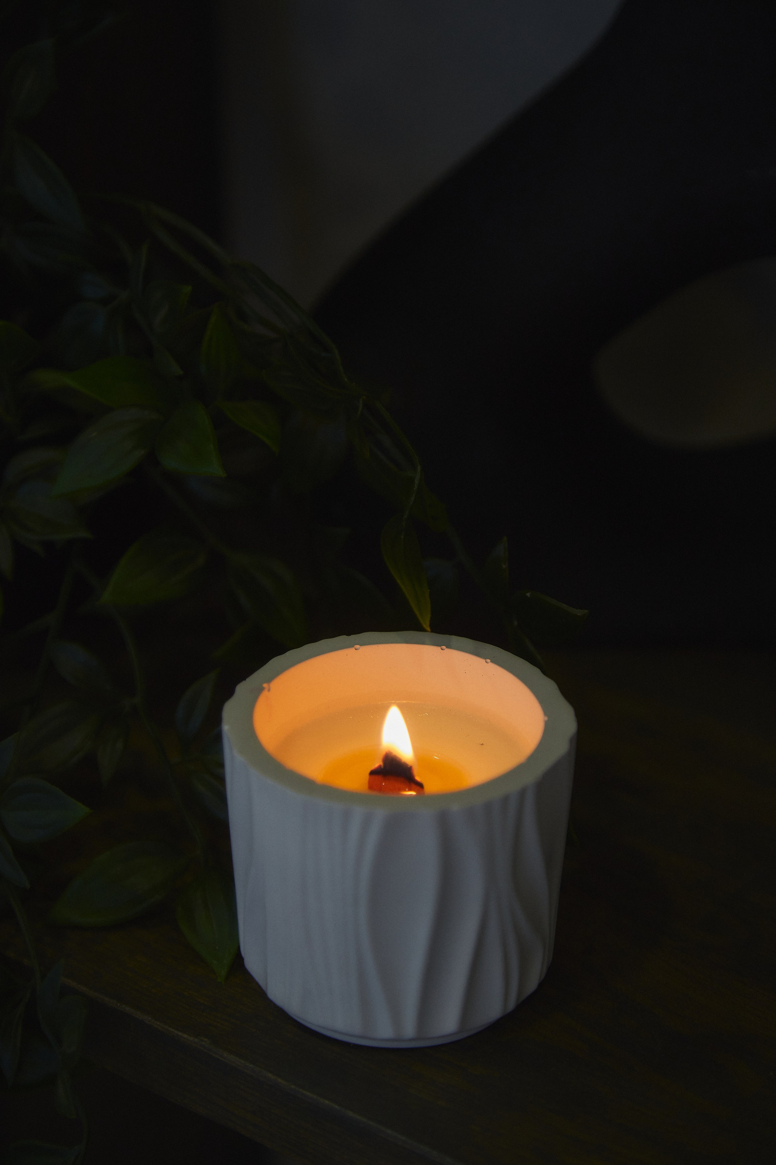 Рекламная съёмка свечи в белом стакане с фитилём.