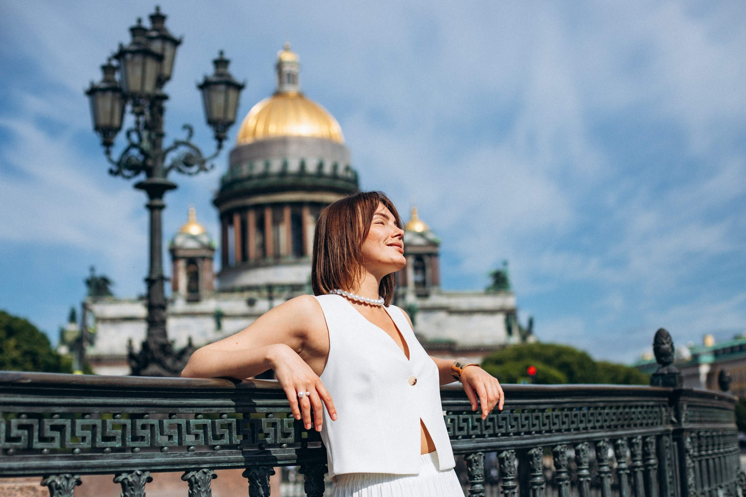 Анна с дочей в июне. Фотопрогулка в Петербурге. Индивидуальный и семейный фотограф в Санкт-Петербурге