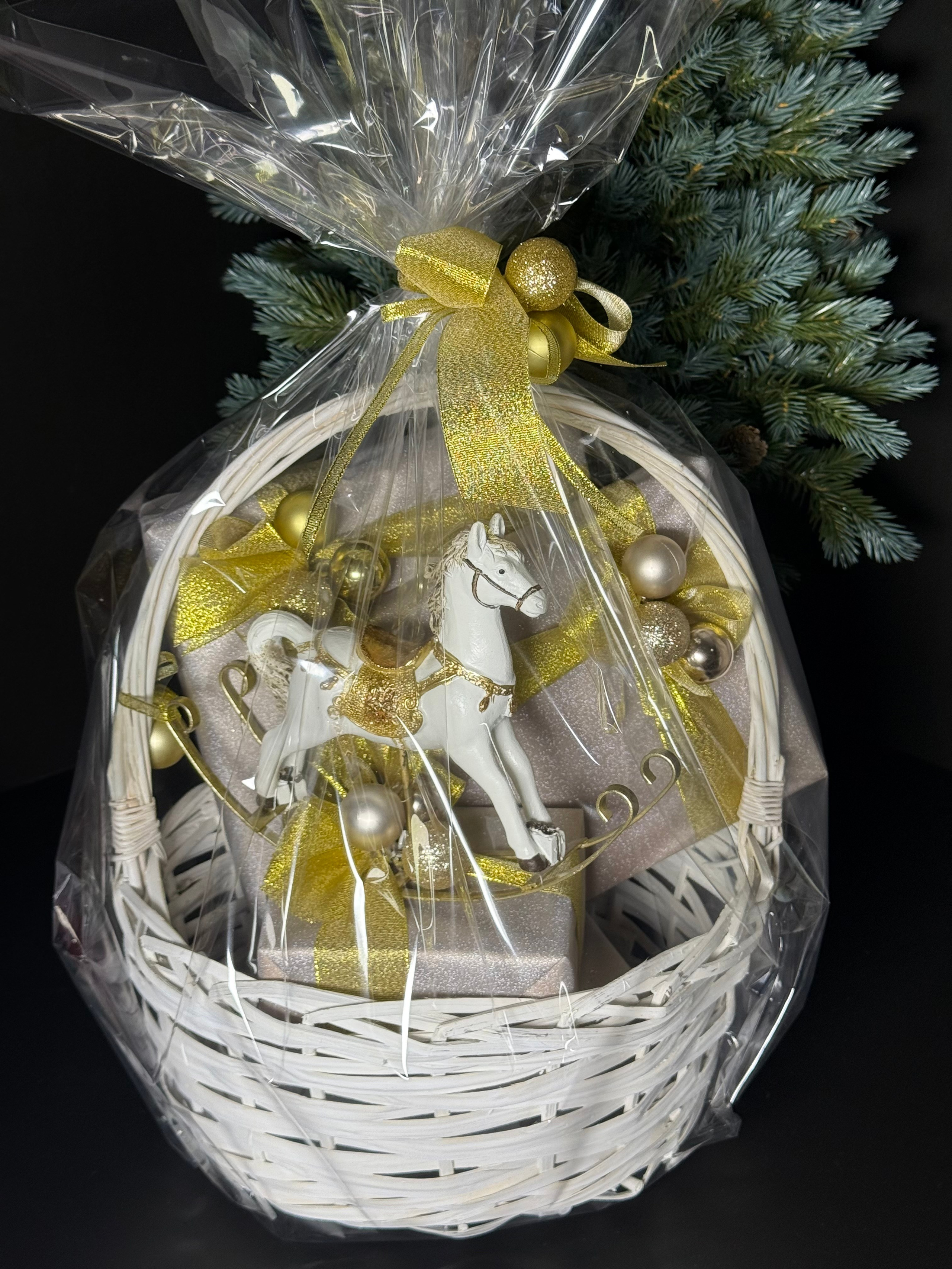 Новогодняя корзина. Студия подарочных наборов «Владия»