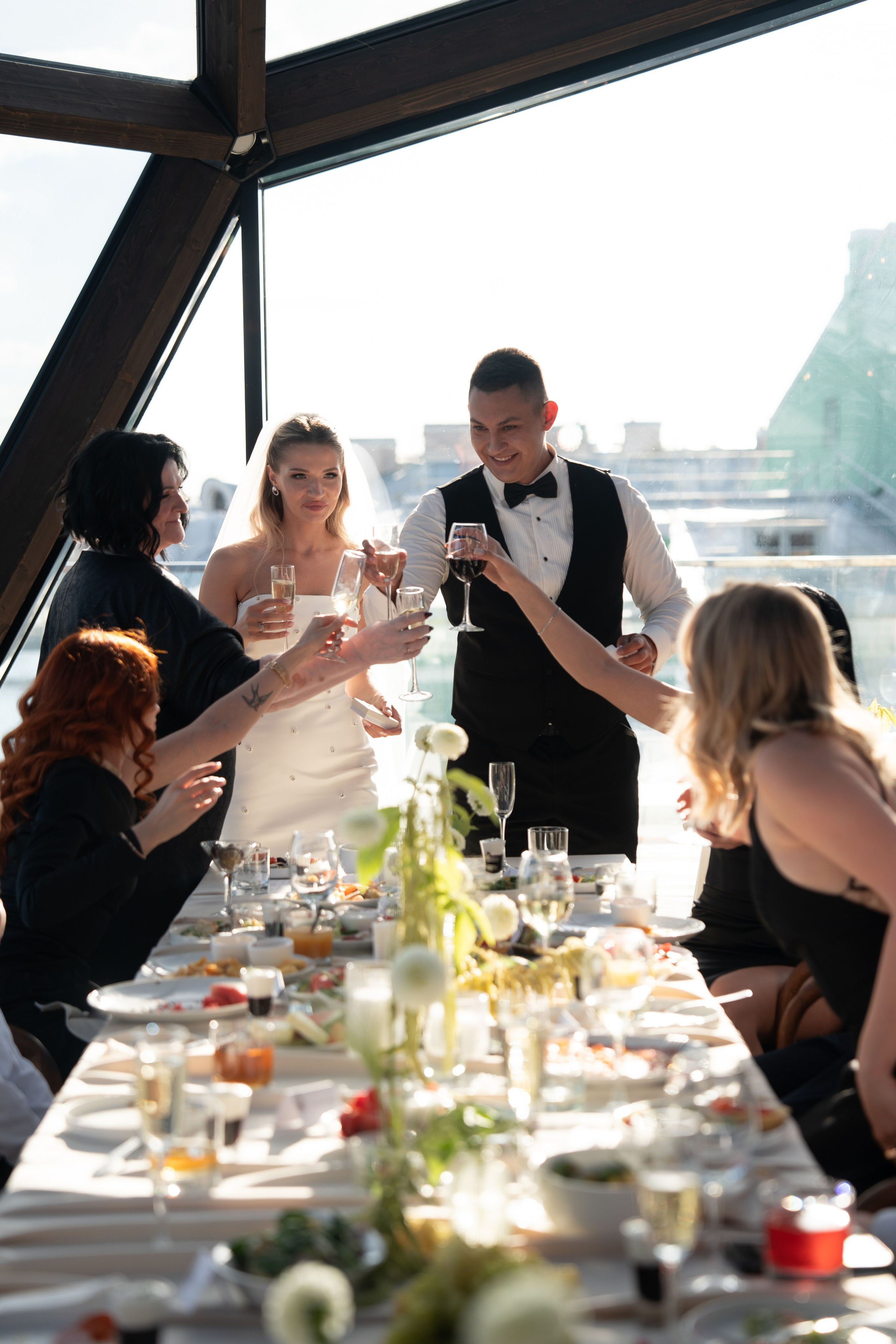 Виктория & Роман. Камерная городская свадьба в видовом ресторане в стиле современная классика. Свадебный фотограф организатор в Санкт-Петербурге Ассоль Опарина