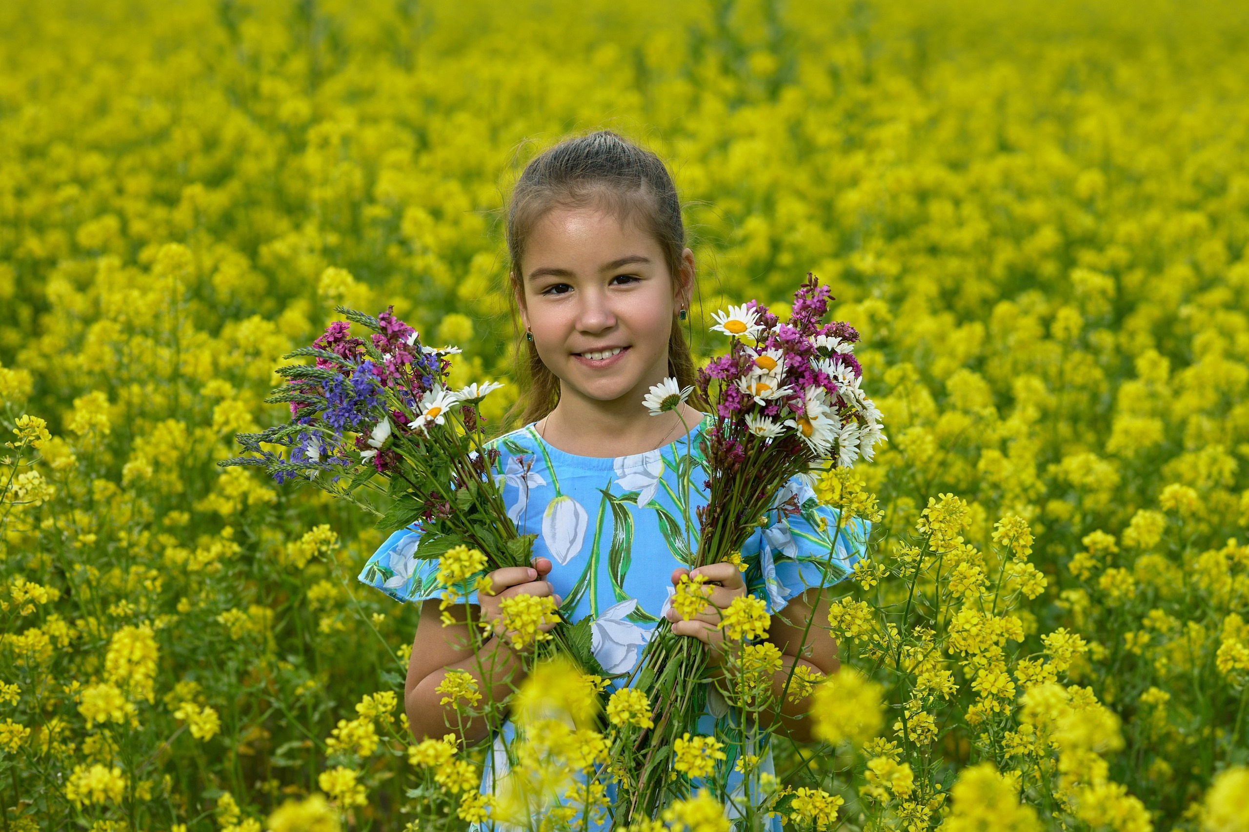 Семейная фотосессия в цветущих полях, рыжиковом поле. Владимир Суздалов (ProMaXe) — Портретный фотограф, тематические фотосессии в Чебоксарах