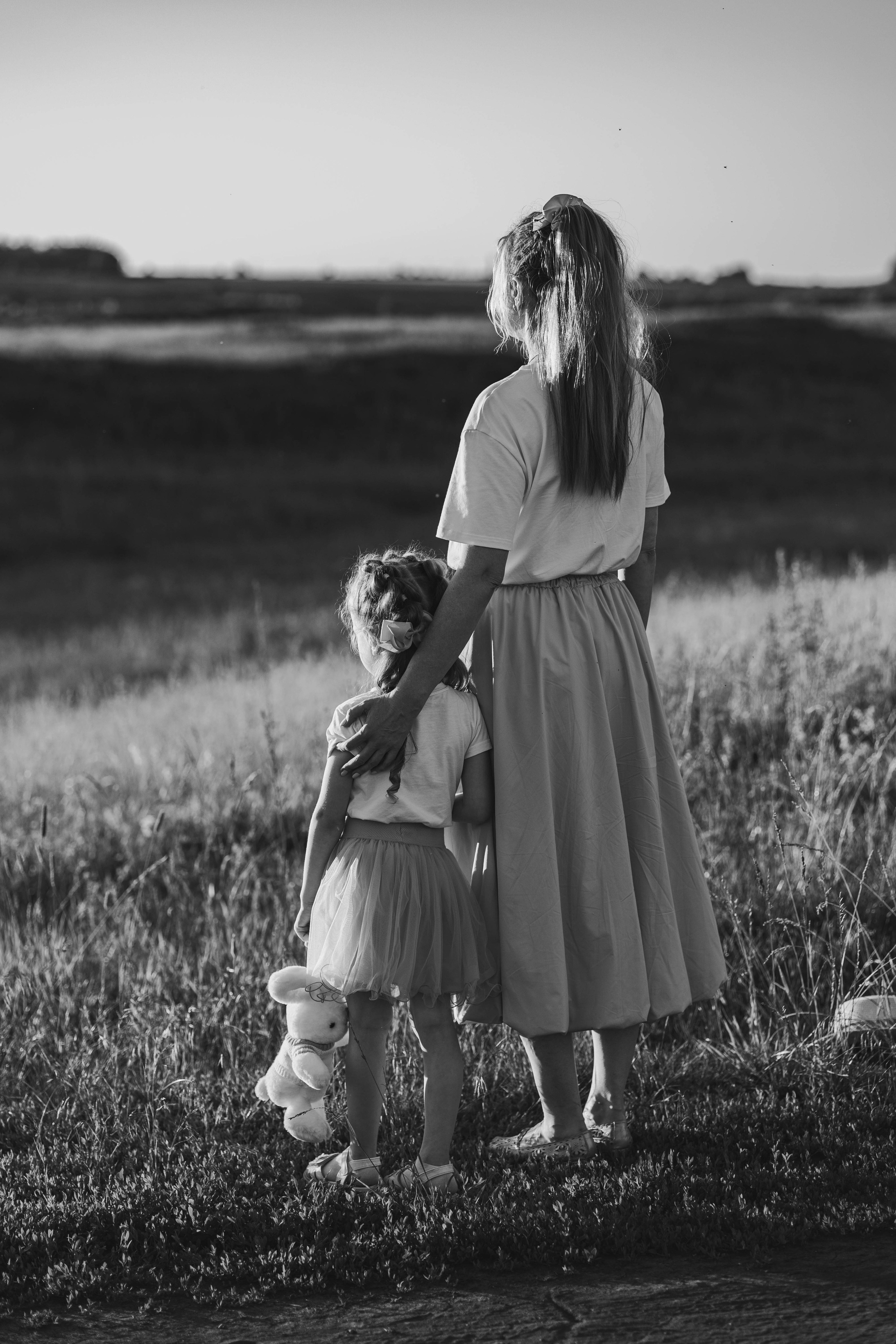 Внучка и бабуля прогулка на природе. Коммерческий фотограф