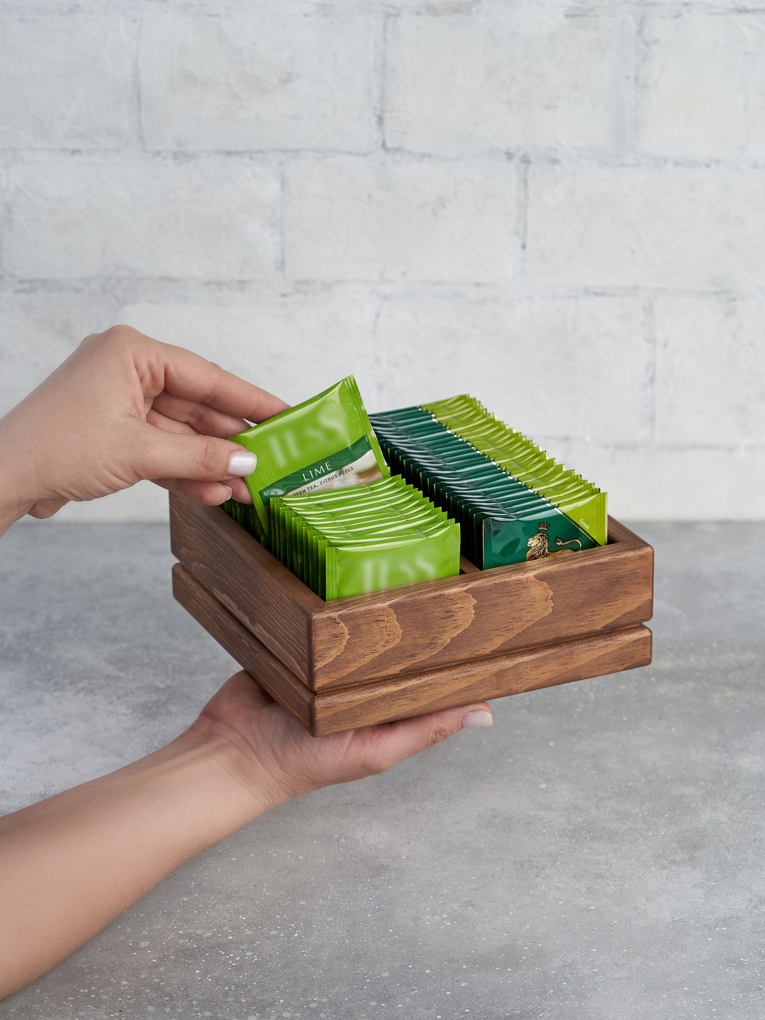 СЪЕМКА С РУКАМИ В КАДРЕ. Предметный фотограф в Бийске Анжелика Мордовина