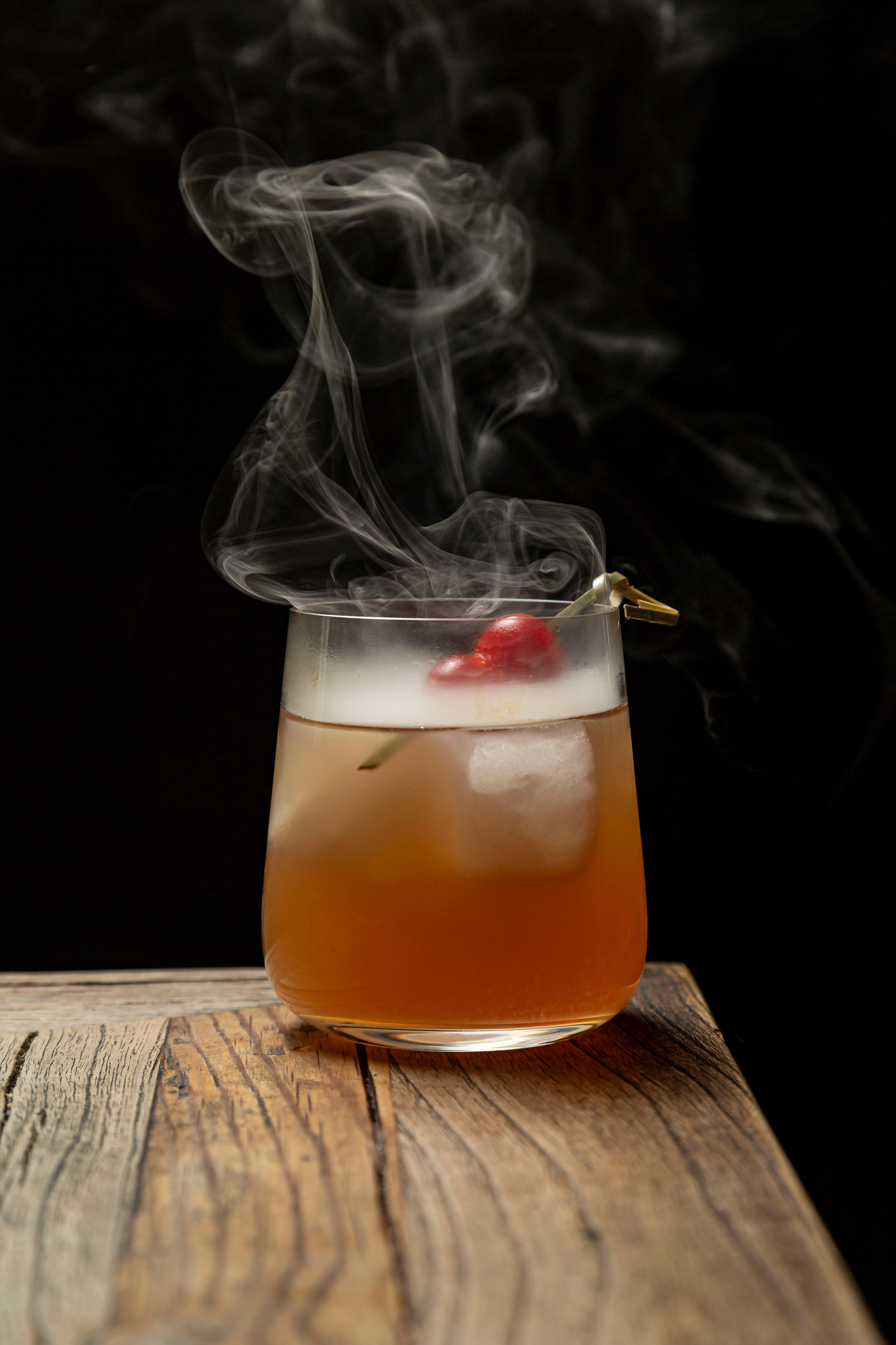 Коктейль с дымом на черном фоне 