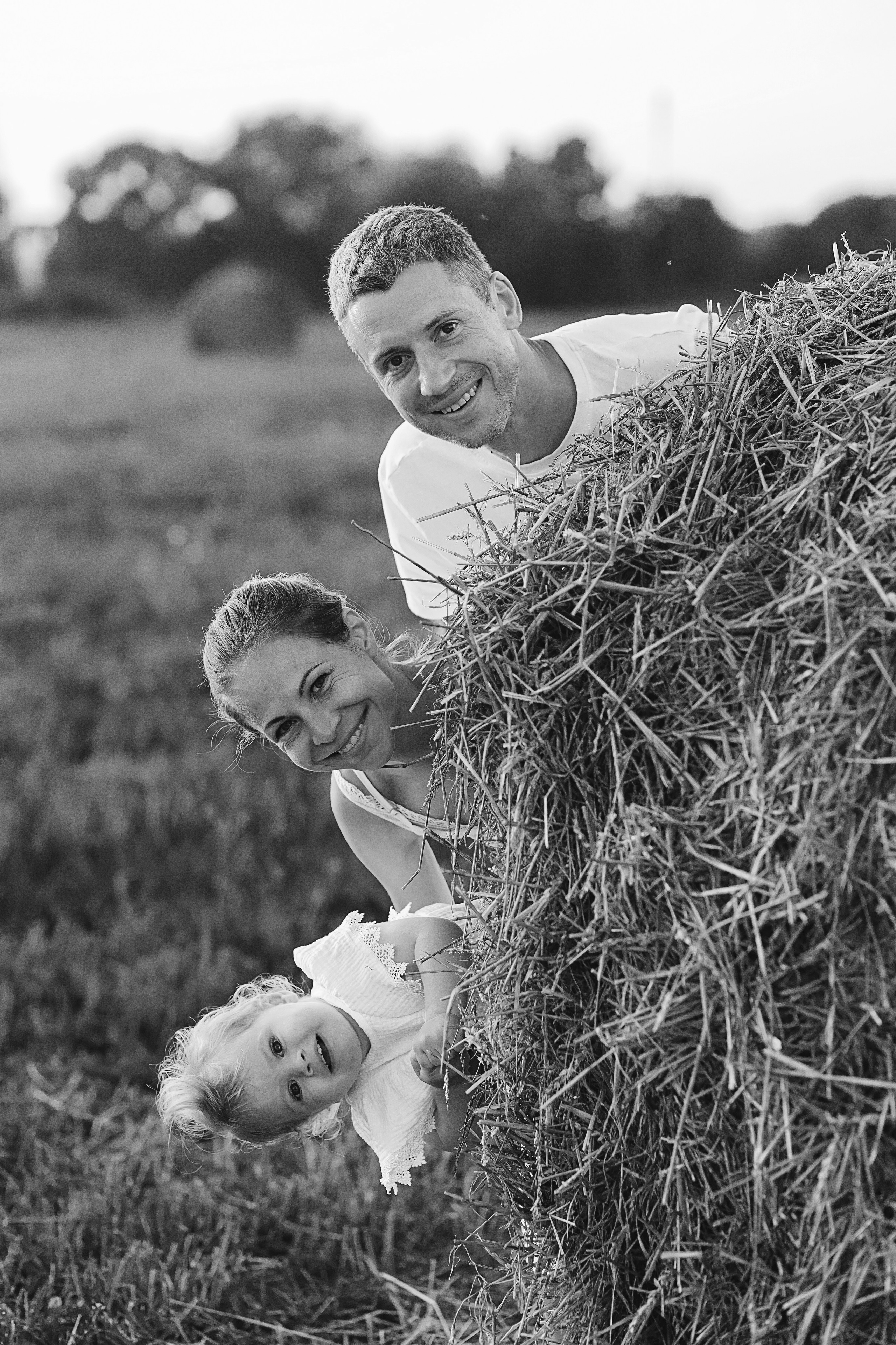 Фотосессия в поле со стогами. Семейный и женский фотограф в Москве Надежда Воробьева
