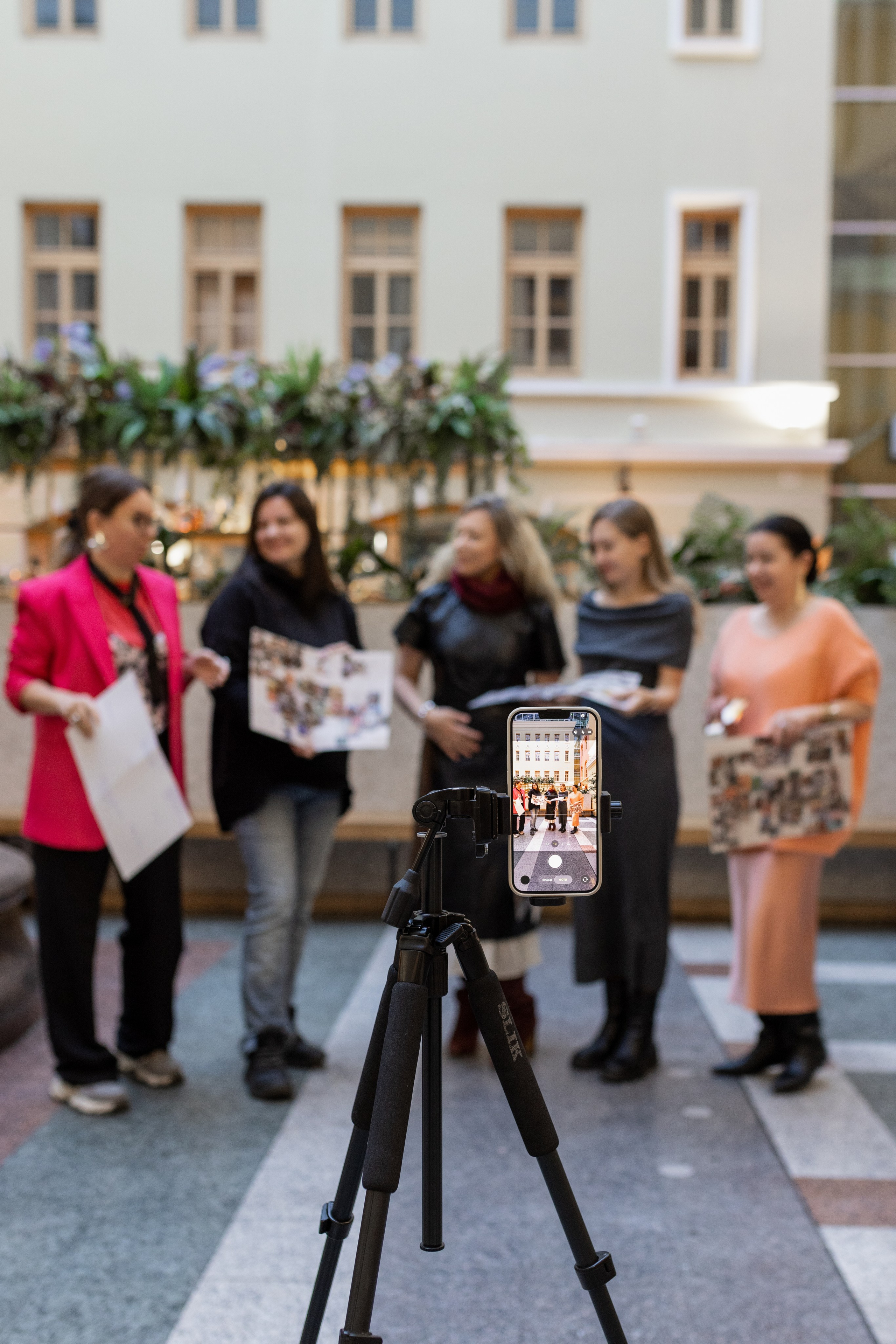 Девушки сделали карты желаний, общее фото