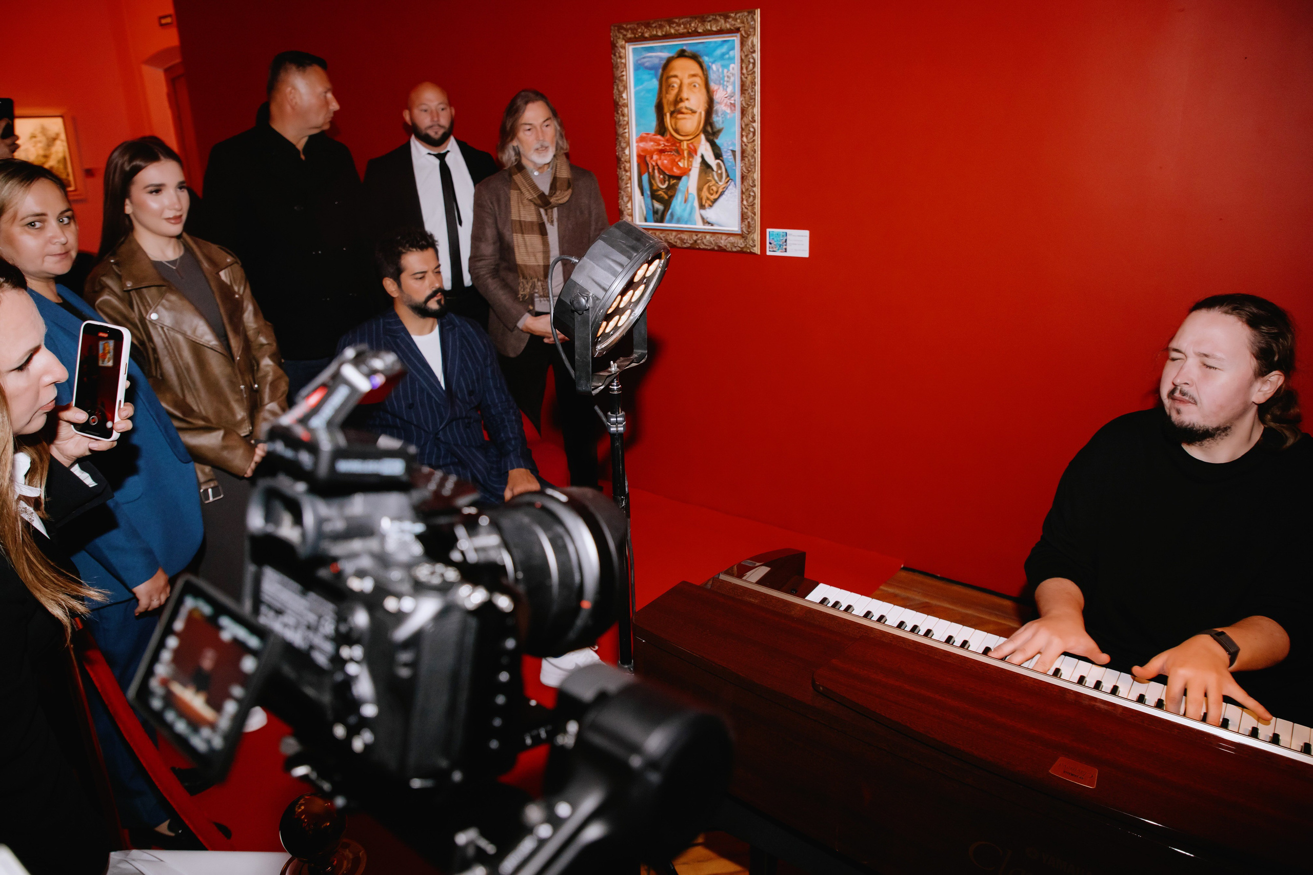 Бурак Озчивит посетил выставку Никаса Сафронова. Фотограф в Москве и Санкт-Петербурге Дарина