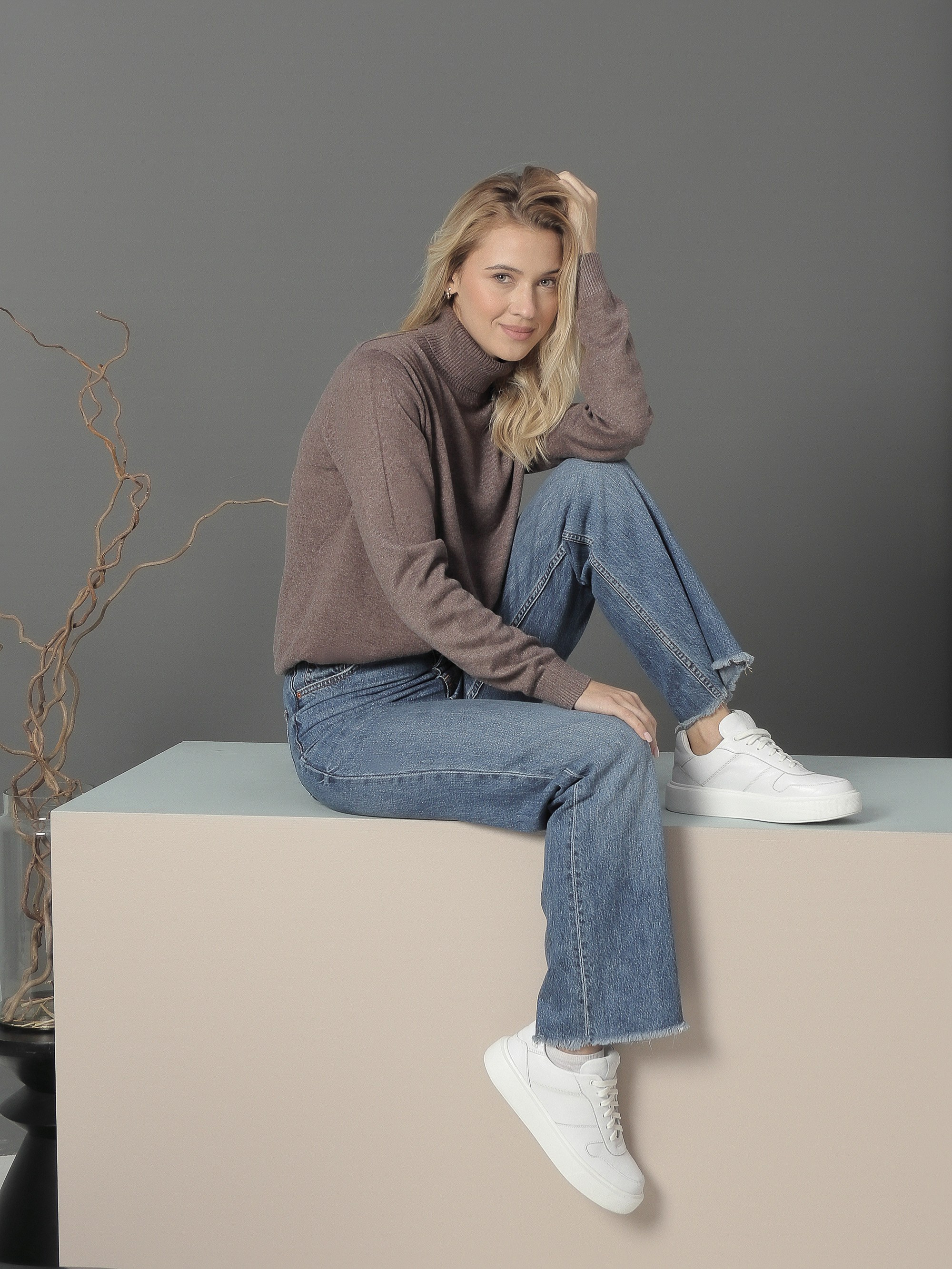 Модельная съемка обуви на девушке в интерьере