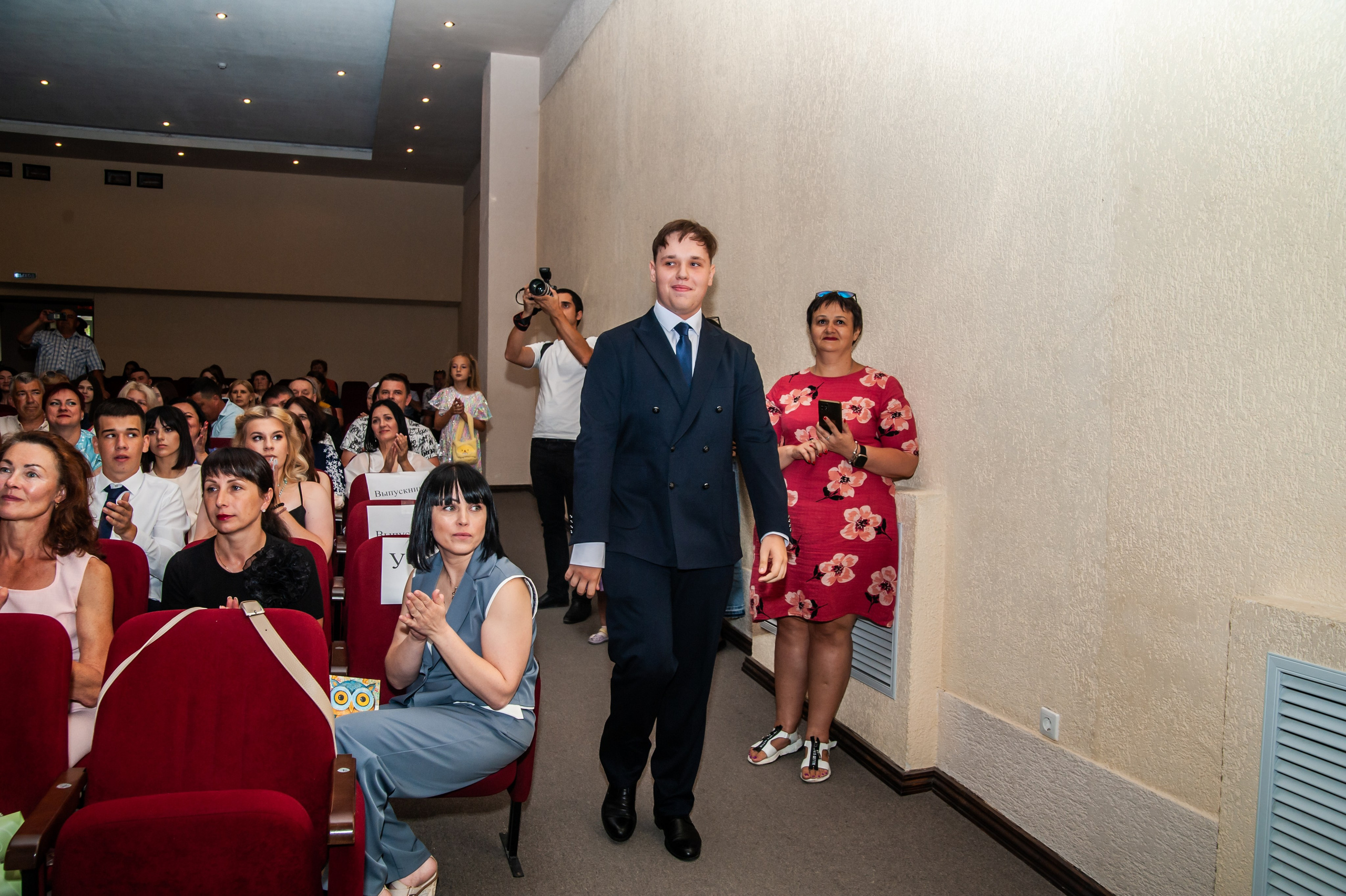 Выпускной МАОУ СОШ № 17 им. Эдуарда Есаяна. Свадебный и семейный фотограф Денис Лукьянов в Краснодаре, Краснодарском крае и Республике Крым