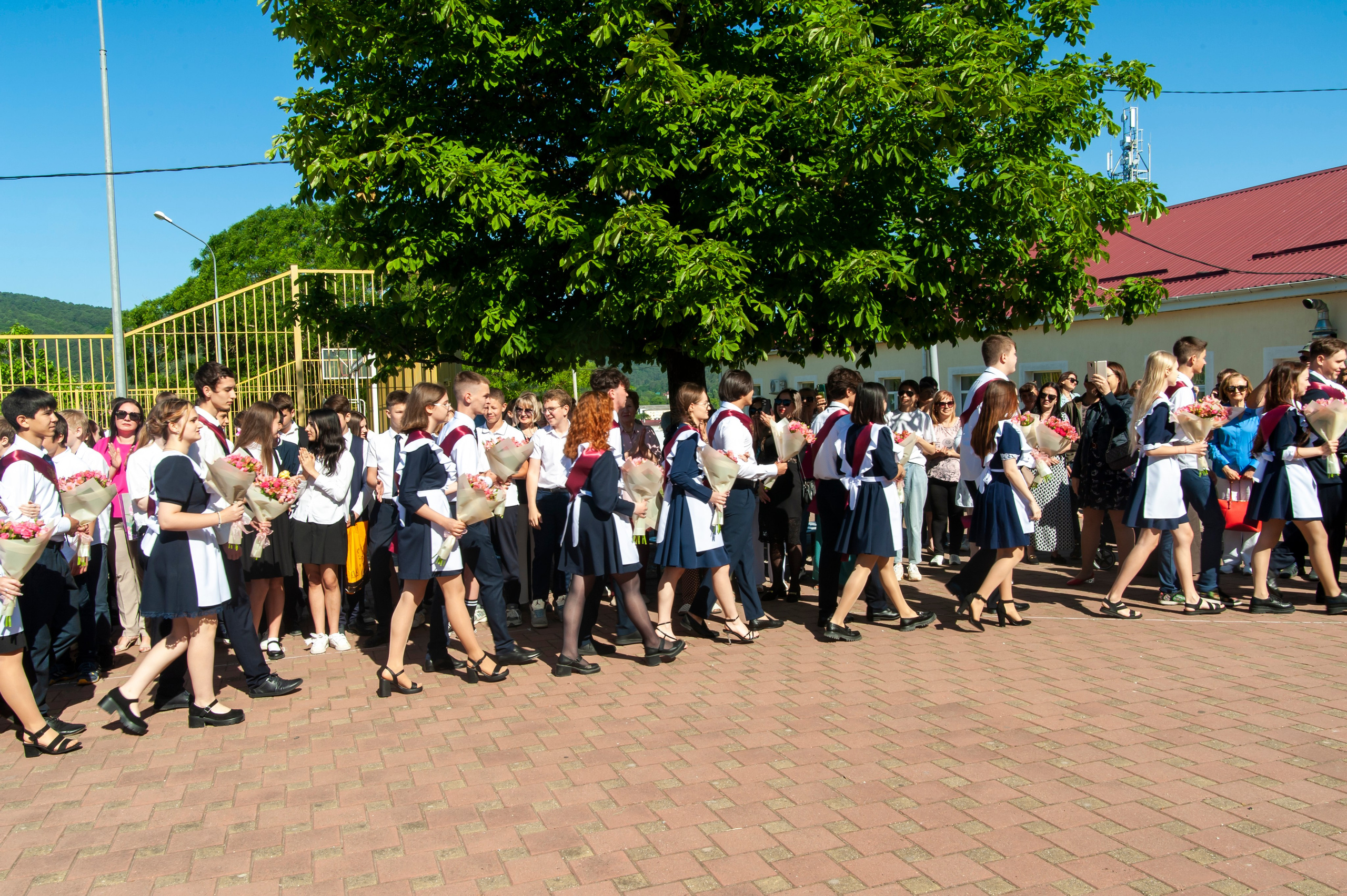 Последний Звонок МАОУ СОШ № 17 им. Эдуарда Есаяна — Архипо-Осиповка. Свадебный и семейный фотограф Денис Лукьянов в Краснодаре, Краснодарском крае и Республике Крым