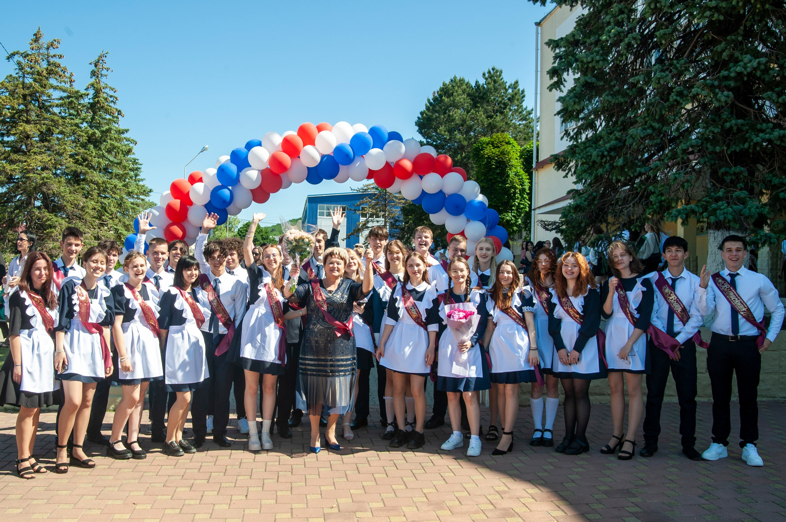 Последний Звонок МАОУ СОШ № 17 им. Эдуарда Есаяна — Архипо-Осиповка. Свадебный и семейный фотограф Денис Лукьянов в Краснодаре, Краснодарском крае и Республике Крым