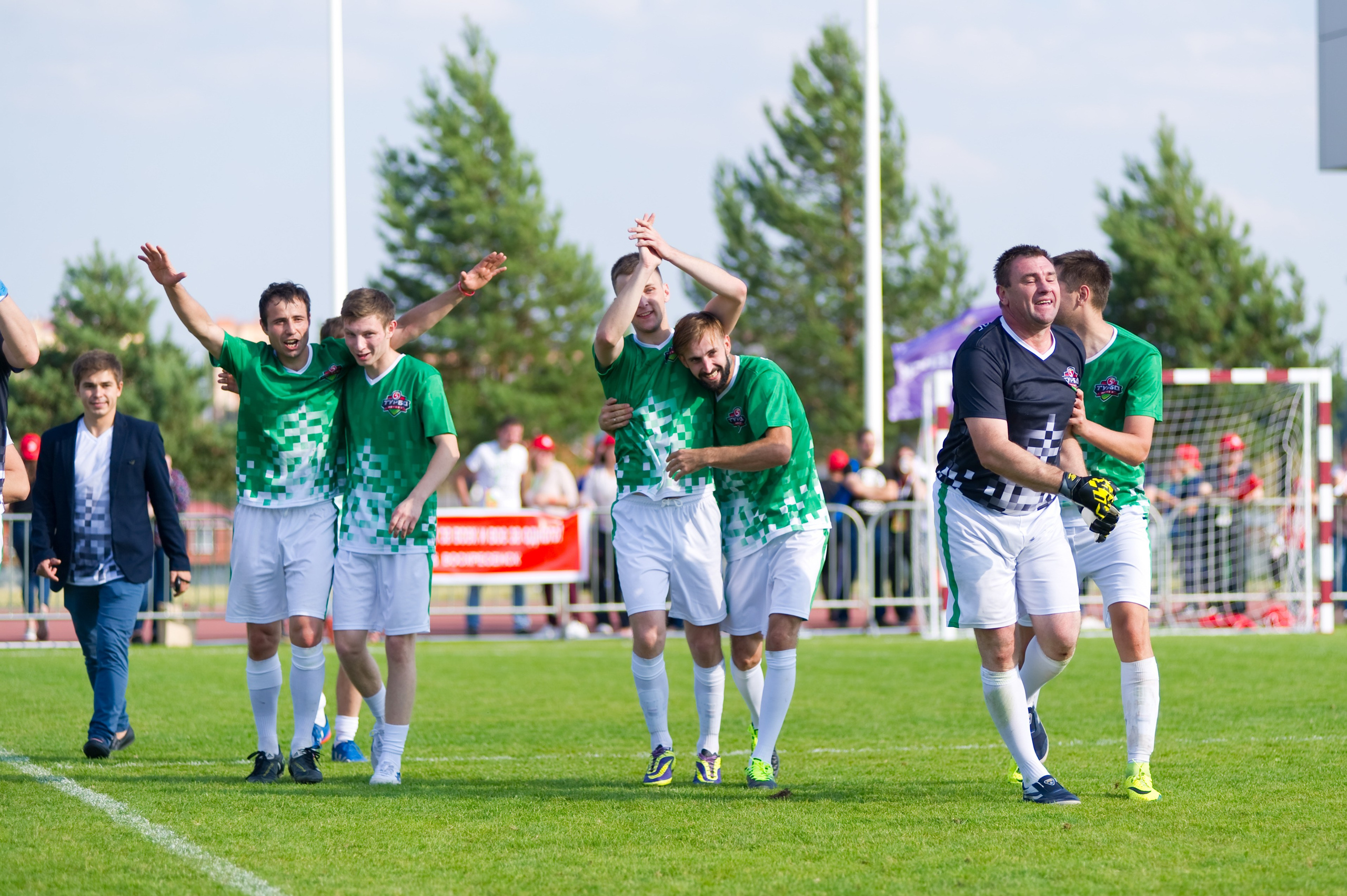 Турбофутбол (корпоративное соревнование «Пятерочки»). Репортажный фотограф и видеограф Слава Думчев. Тимбилдинги, отчетники, корпоративы
