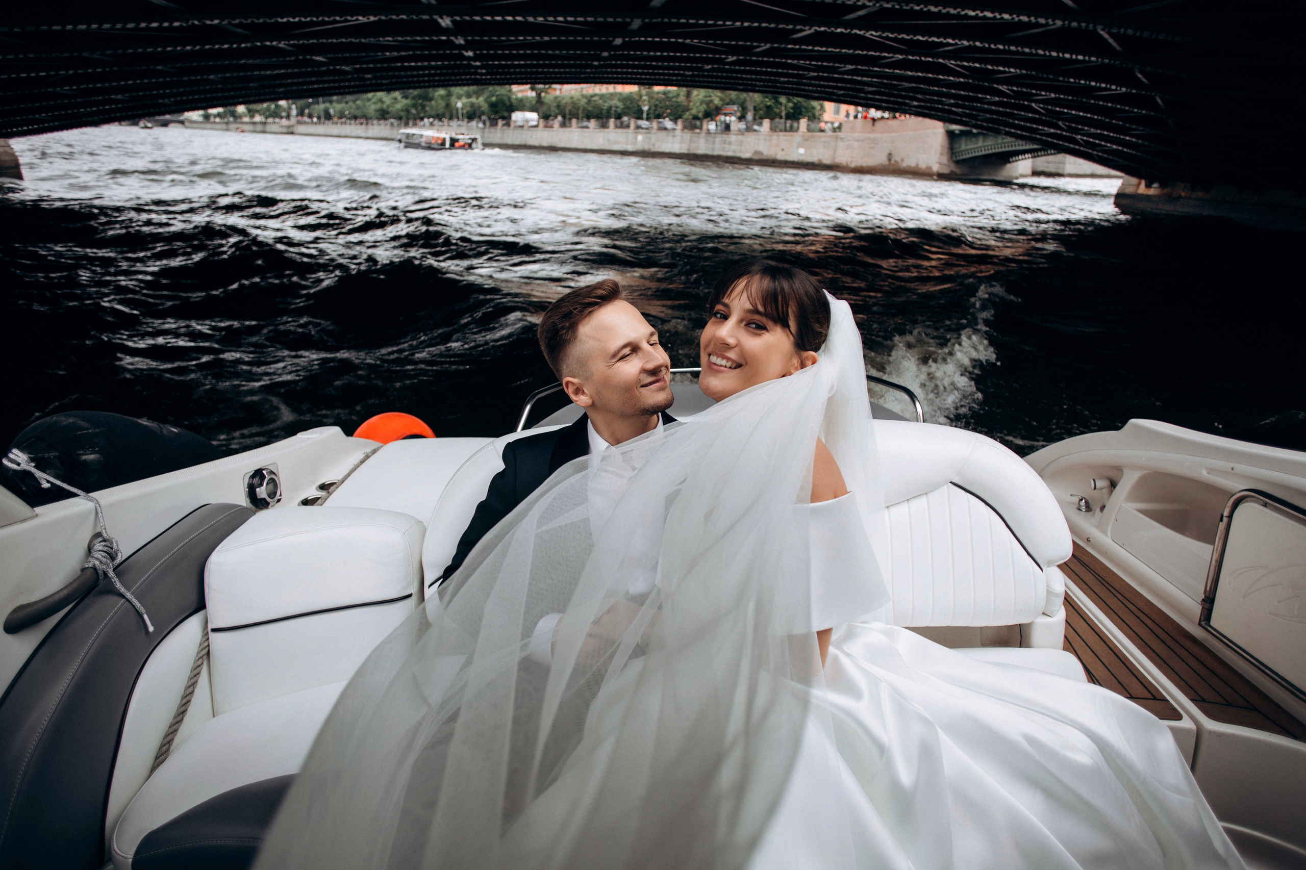 Свадьба на катере. Свадебный фотограф в Санкт-Петербурге Вика Стукачева