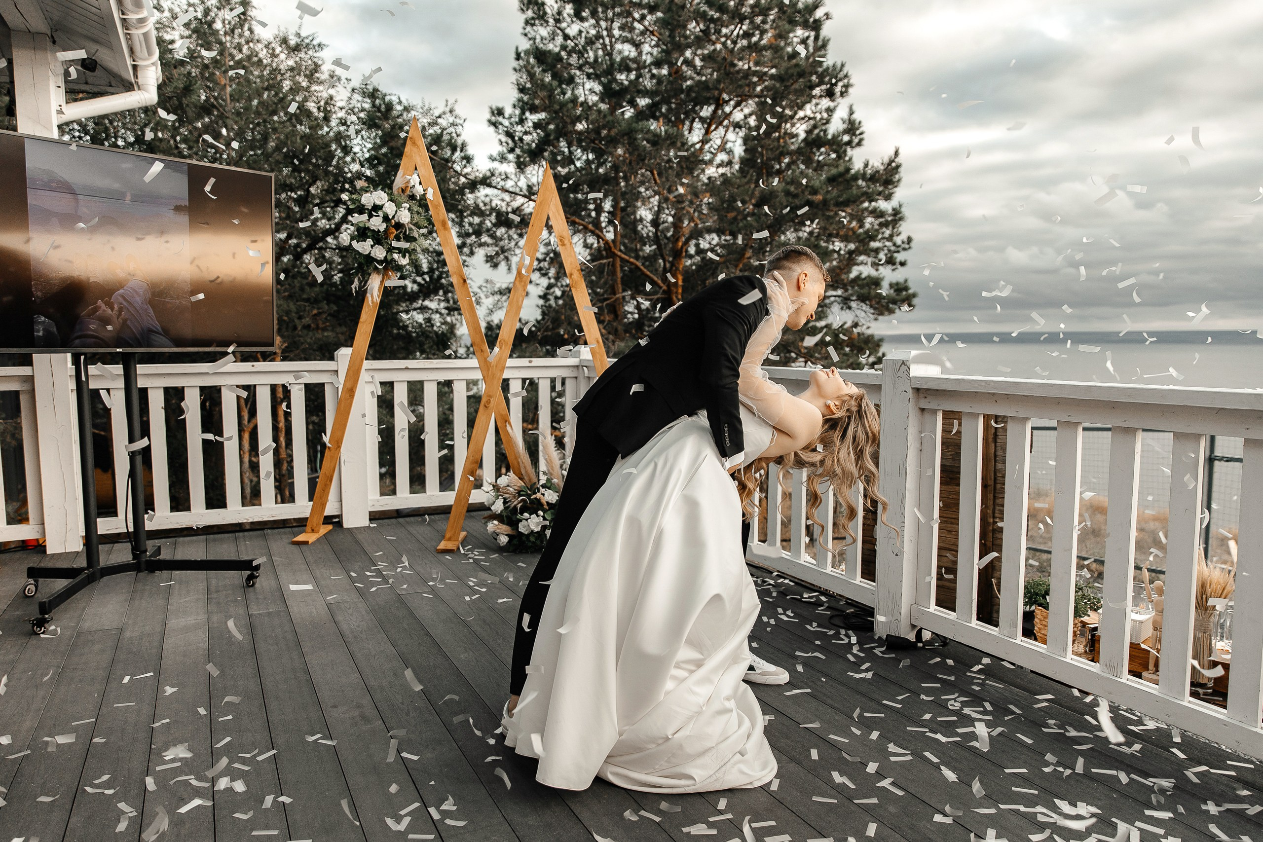 Здравствуйте! Я&nbsp;свадебный фотограф из&nbsp;Ульяновска, работаю в&nbsp;том числе по&nbsp;всей России и&nbsp;с&nbsp;выездом за&nbsp;границу. Снимаю свадьбы, lovestory, корпоративы, светский репортаж. Провожу обучение по&nbsp;фотографии, мастер-классы и&nbsp;воркшопы для других фотографов.