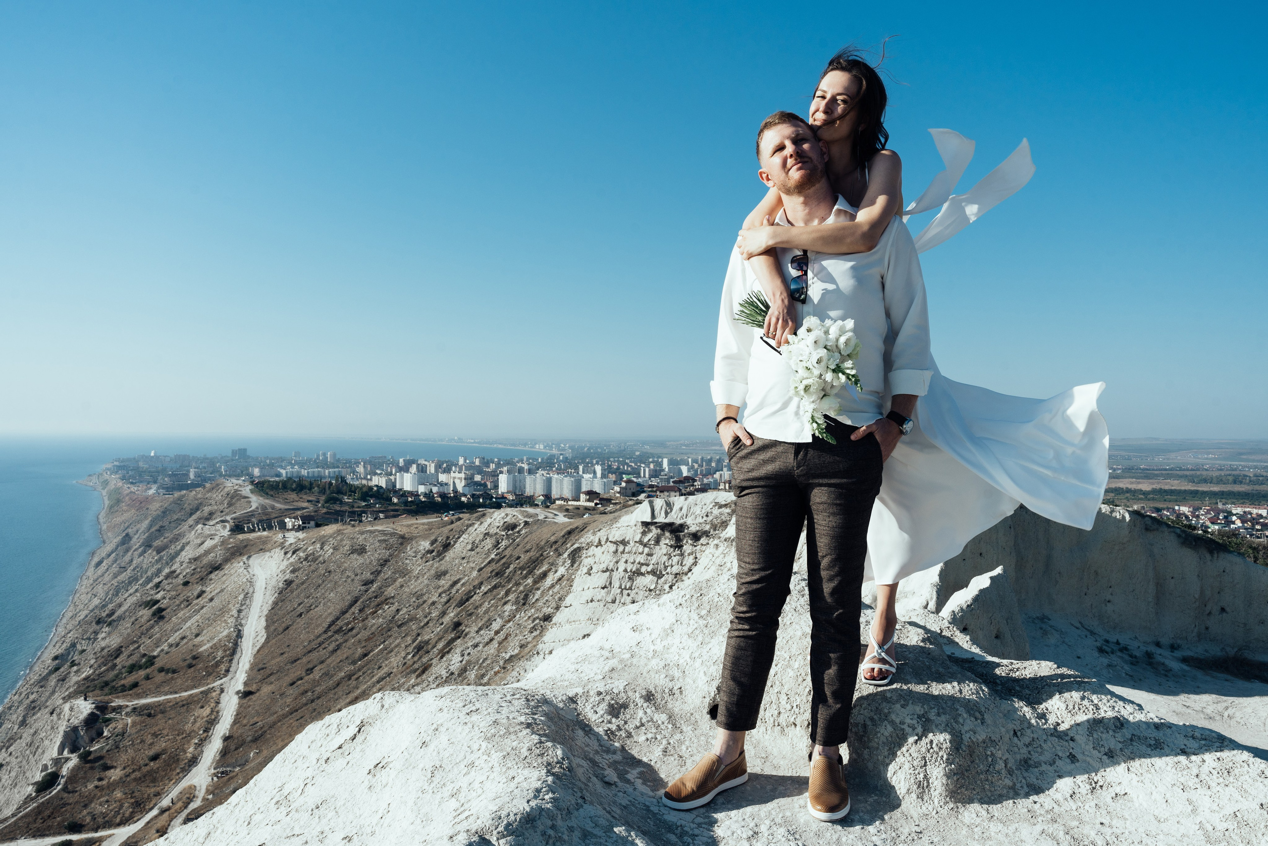 Жених и невеста на обрыве с красивым видом, Ласточкины гнезда, Су-Псех, Анапа