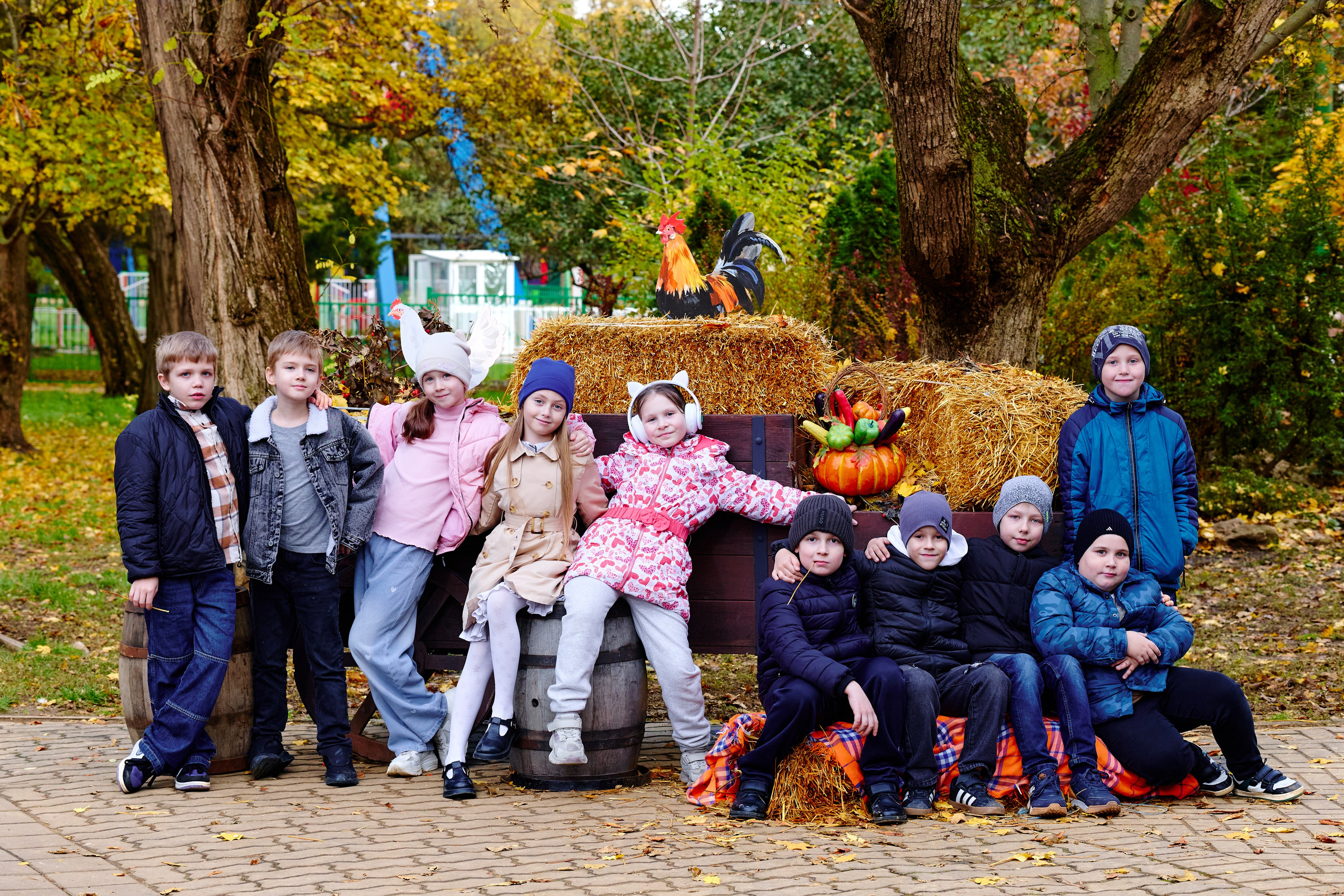 Прогулка в парке классом. Фотограф Выпускные альбомы Таганрог Сергей Коробченко