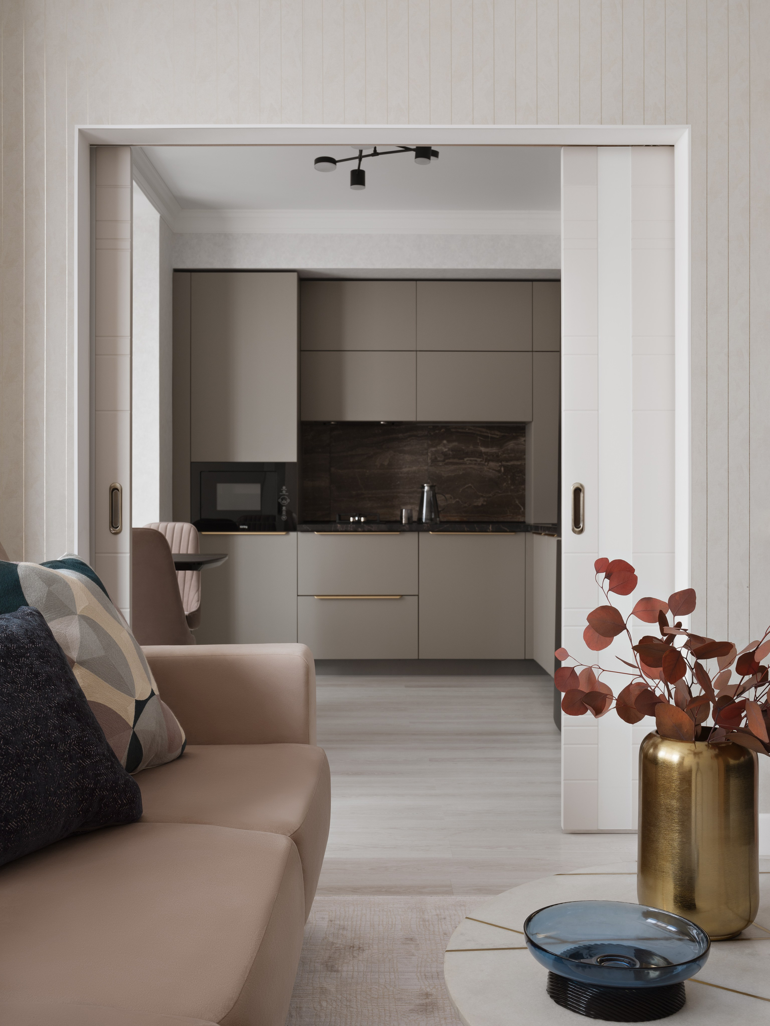 Современный дизайн интерьера спальни и кухни, фото уютного стиля с раздвижными дверями, золотой вазой, мягким диваном и гармоничной кухней, проект дизайнера Ольги Рубченко, стилистика Екатерины Ракитиной, фотограф Сергей Денисенко.