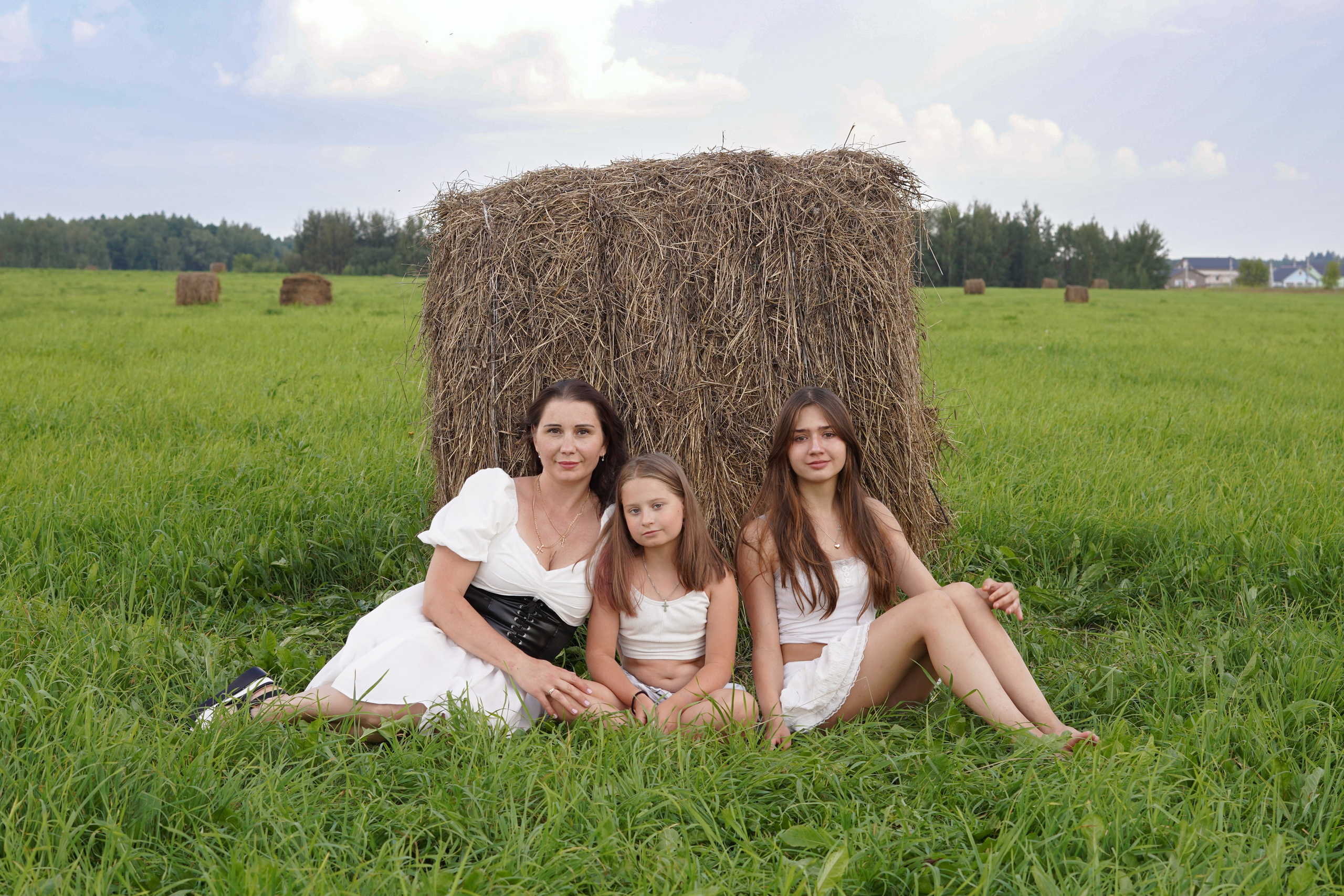 Фотосессия в поле-стоги сена. Главная