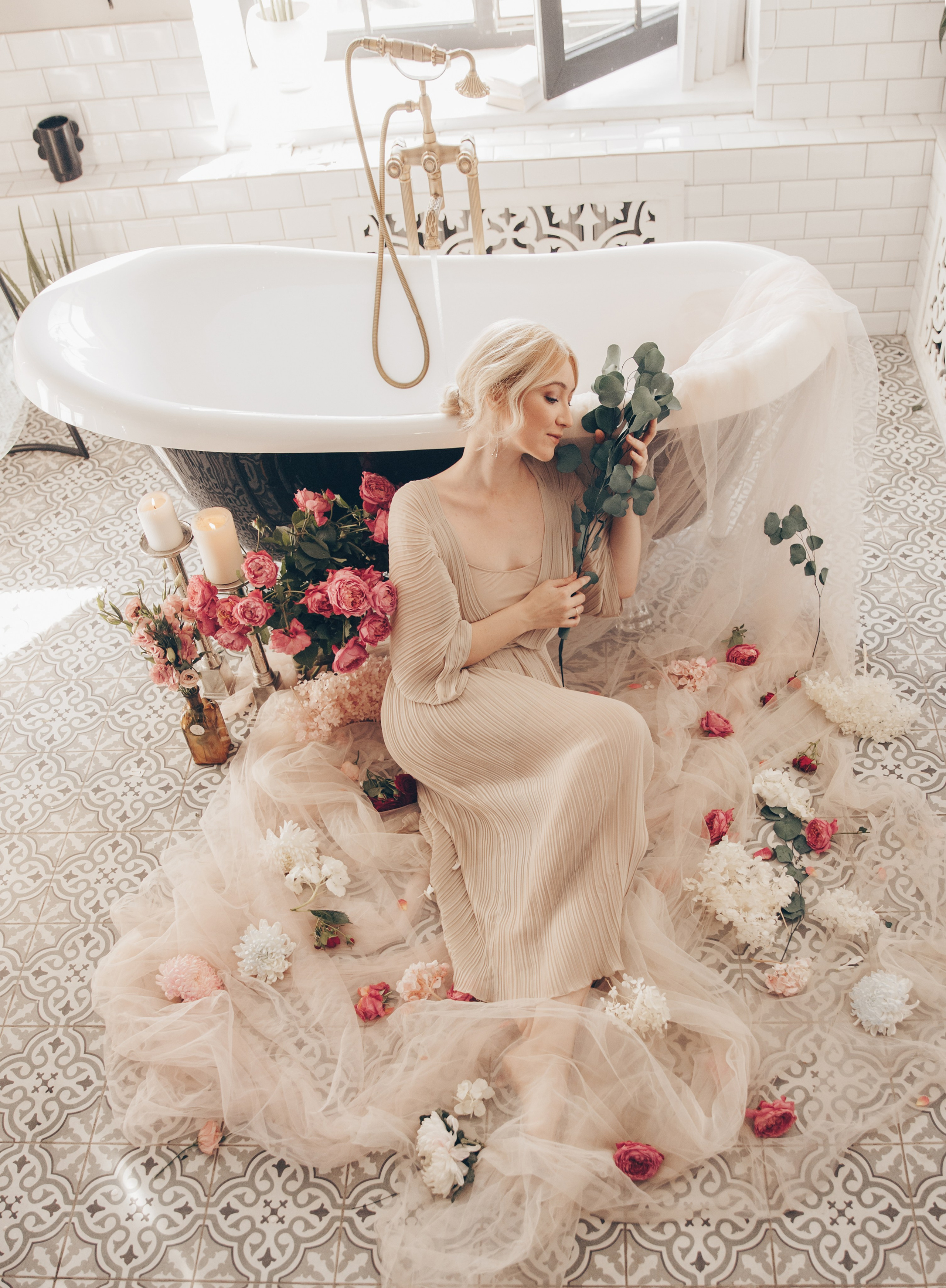 женщина в ванной с цветами и фатином