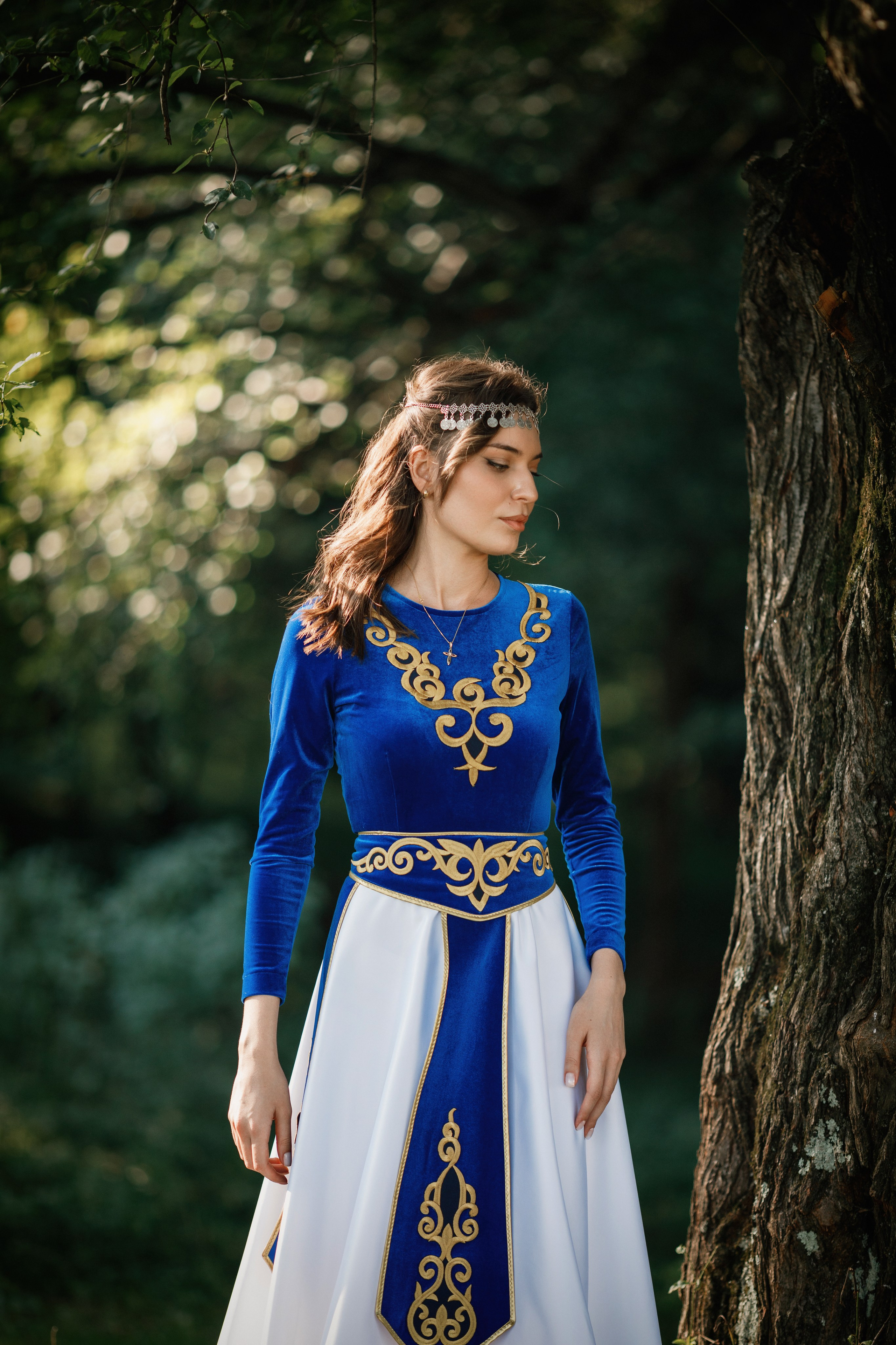 Индивидуальная фотосессия в горах, в армянском национальном платье. Фотограф во Владикавказе Юрий Геворгизов