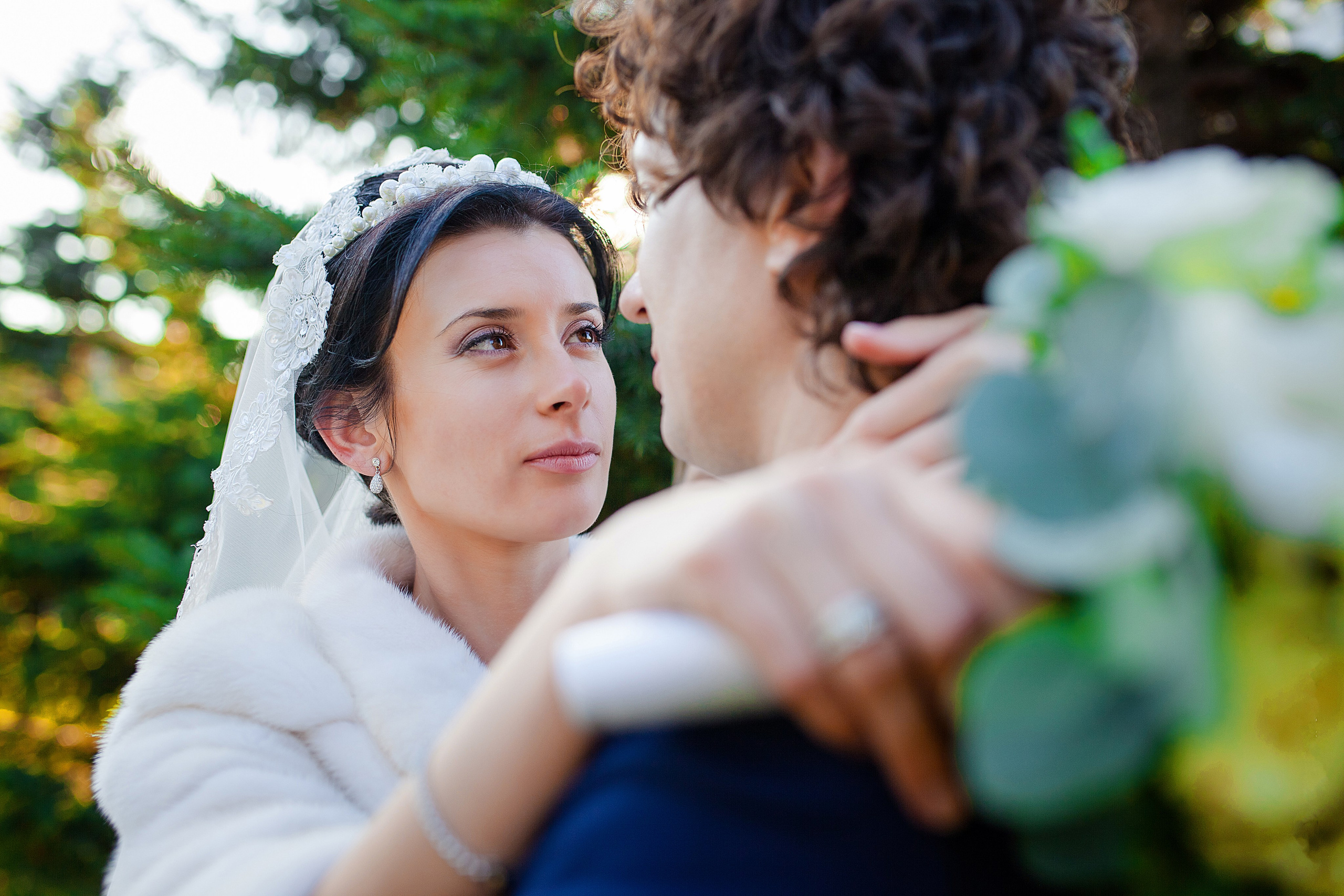Невеста с любовью смотрит на своего жениха