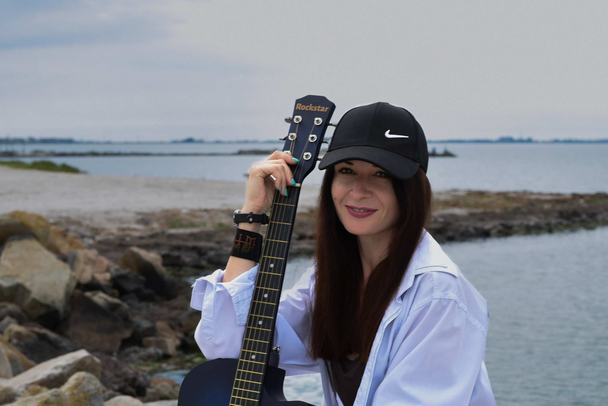 Девушка с гитарой. Главная