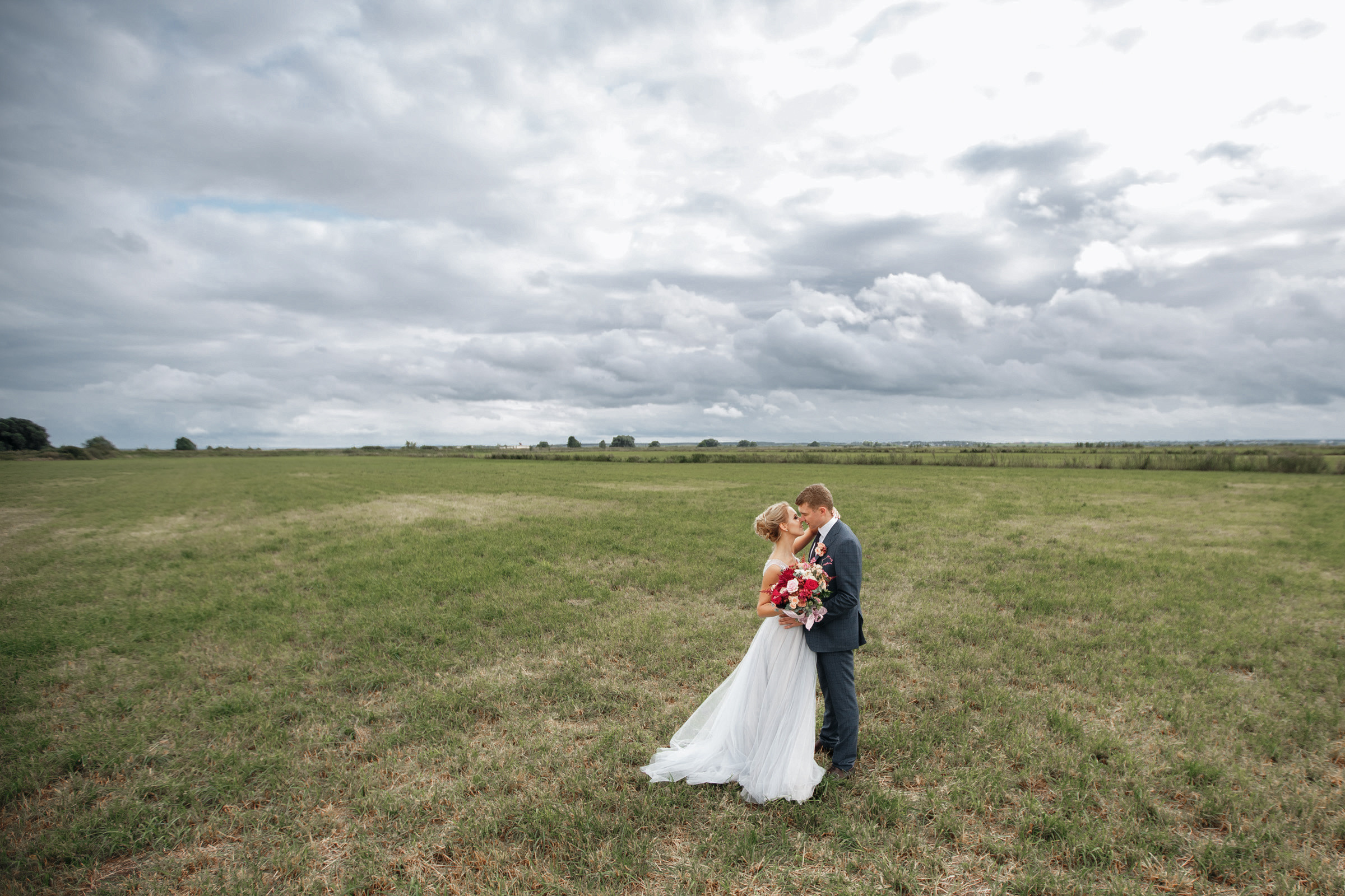 Он, она и красный порш. Свадебный фотограф Москва и МО