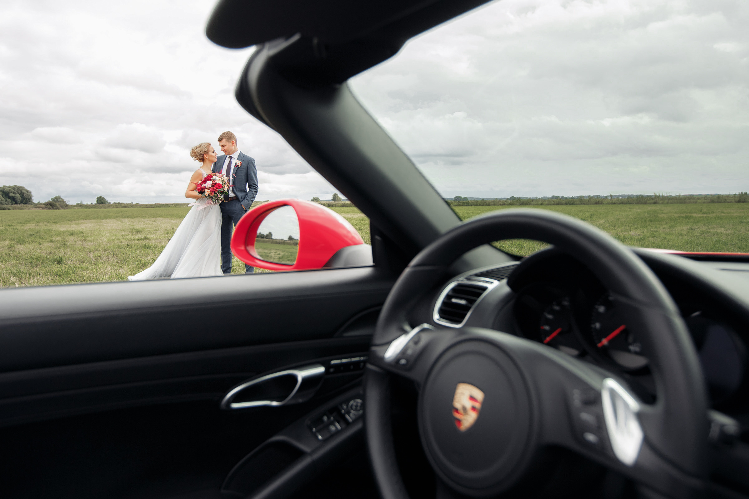 Он, она и красный порш. Свадебный фотограф Москва и МО