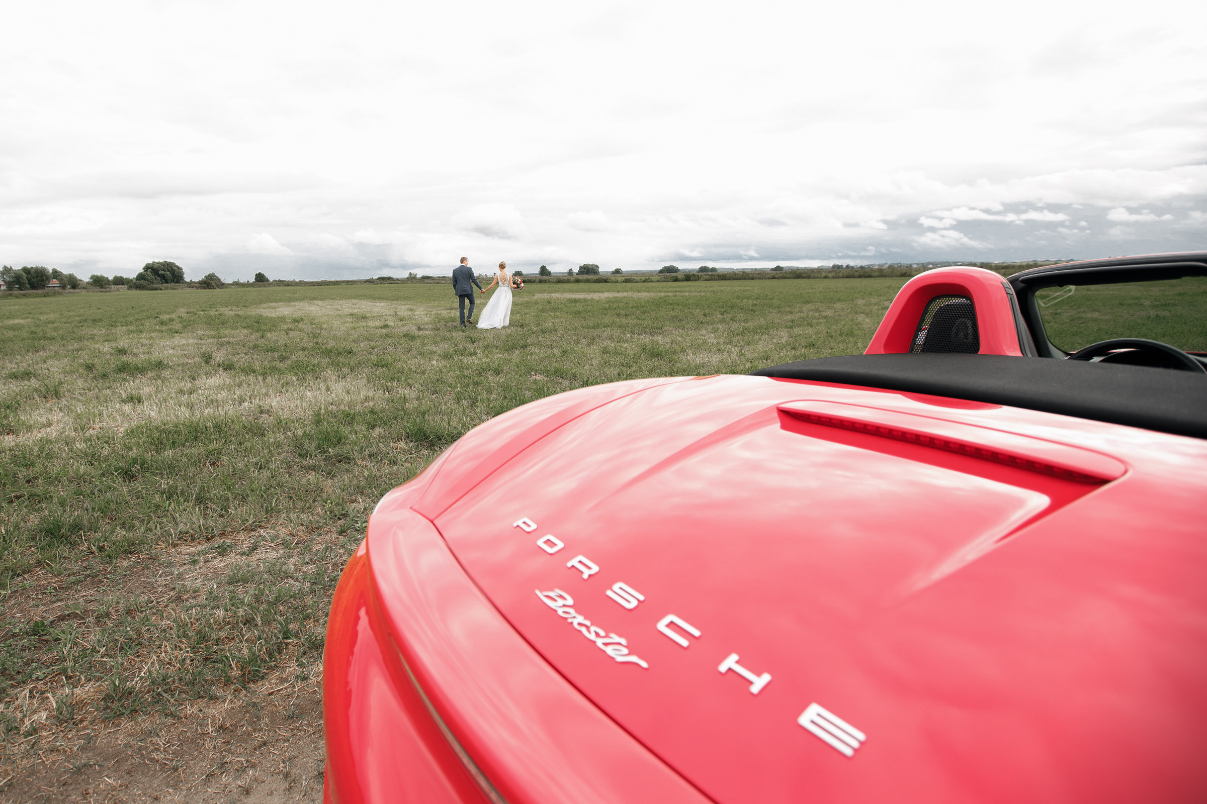 Он, она и красный порш. Свадебный фотограф Москва и МО