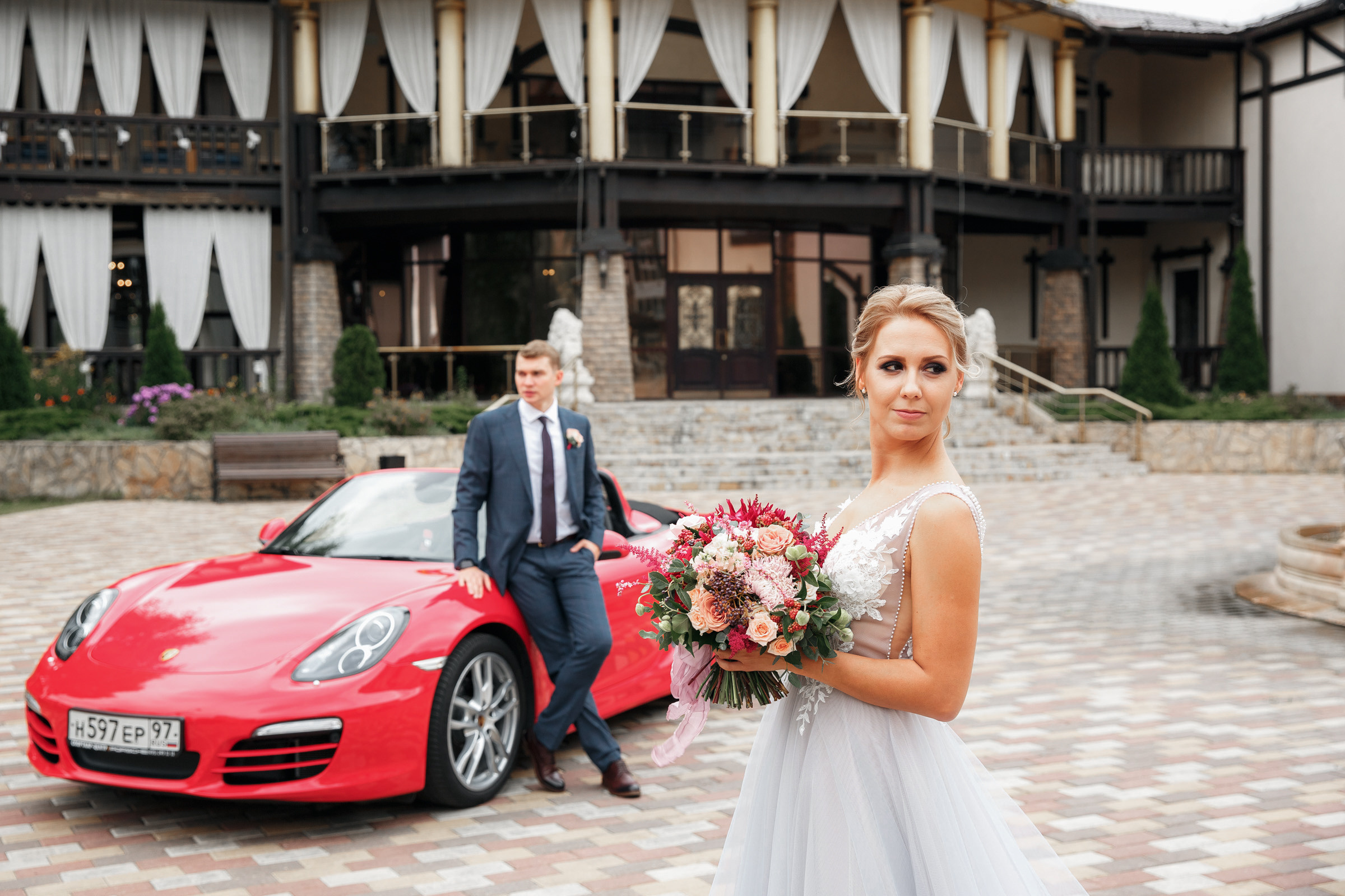 Он, она и красный порш. Свадебный фотограф Москва и МО