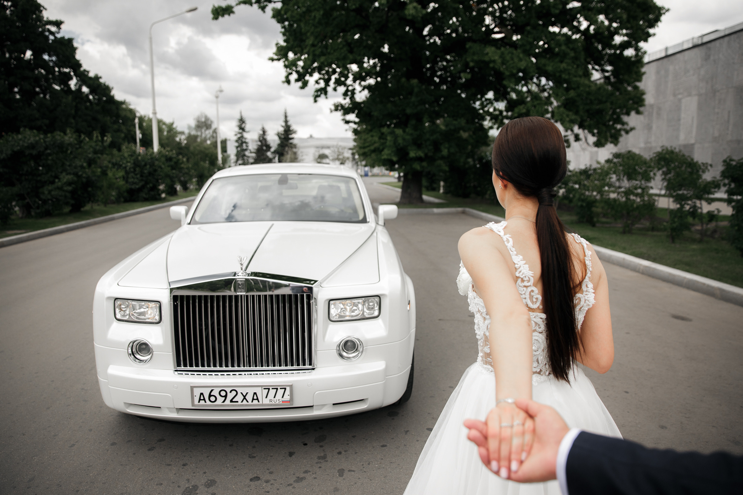 Белое платье, белый ролс. Свадебный фотограф Москва и МО