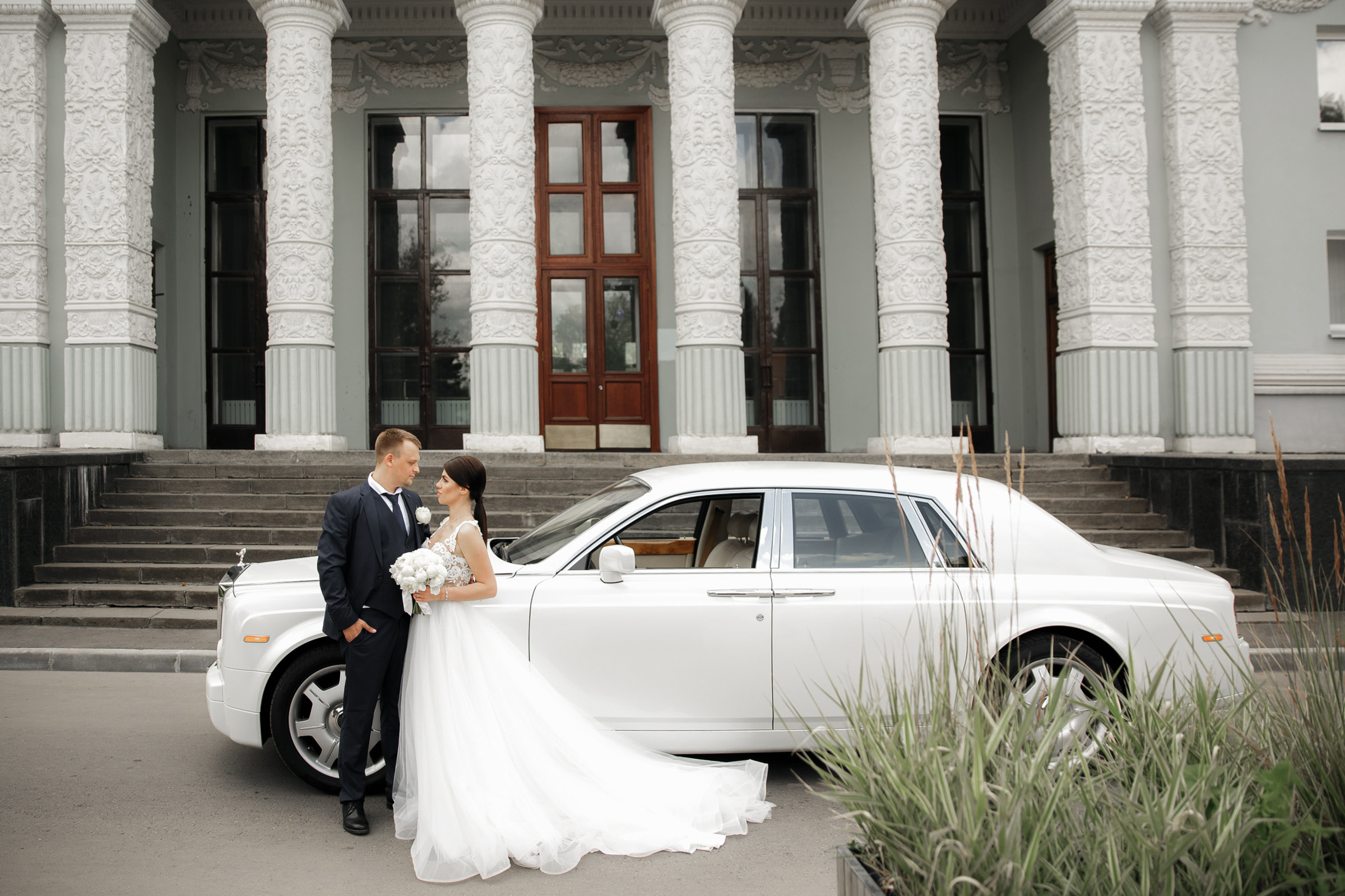 Белое платье, белый ролс. Свадебный фотограф Москва и МО