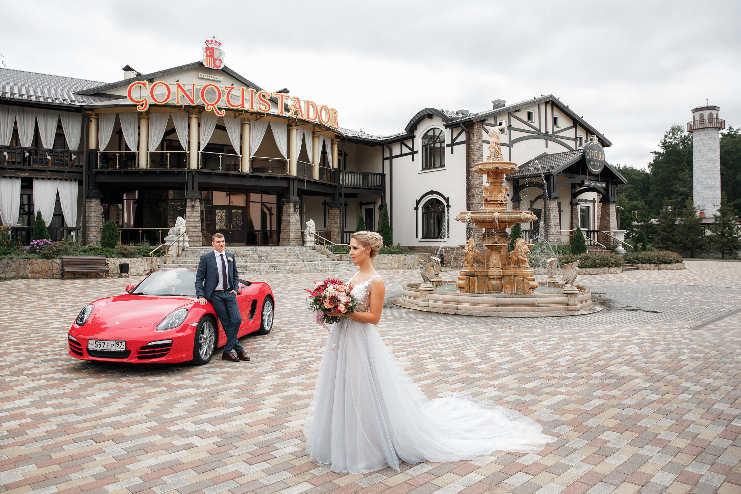 Он, она и красный порш. Свадебный фотограф Москва и МО