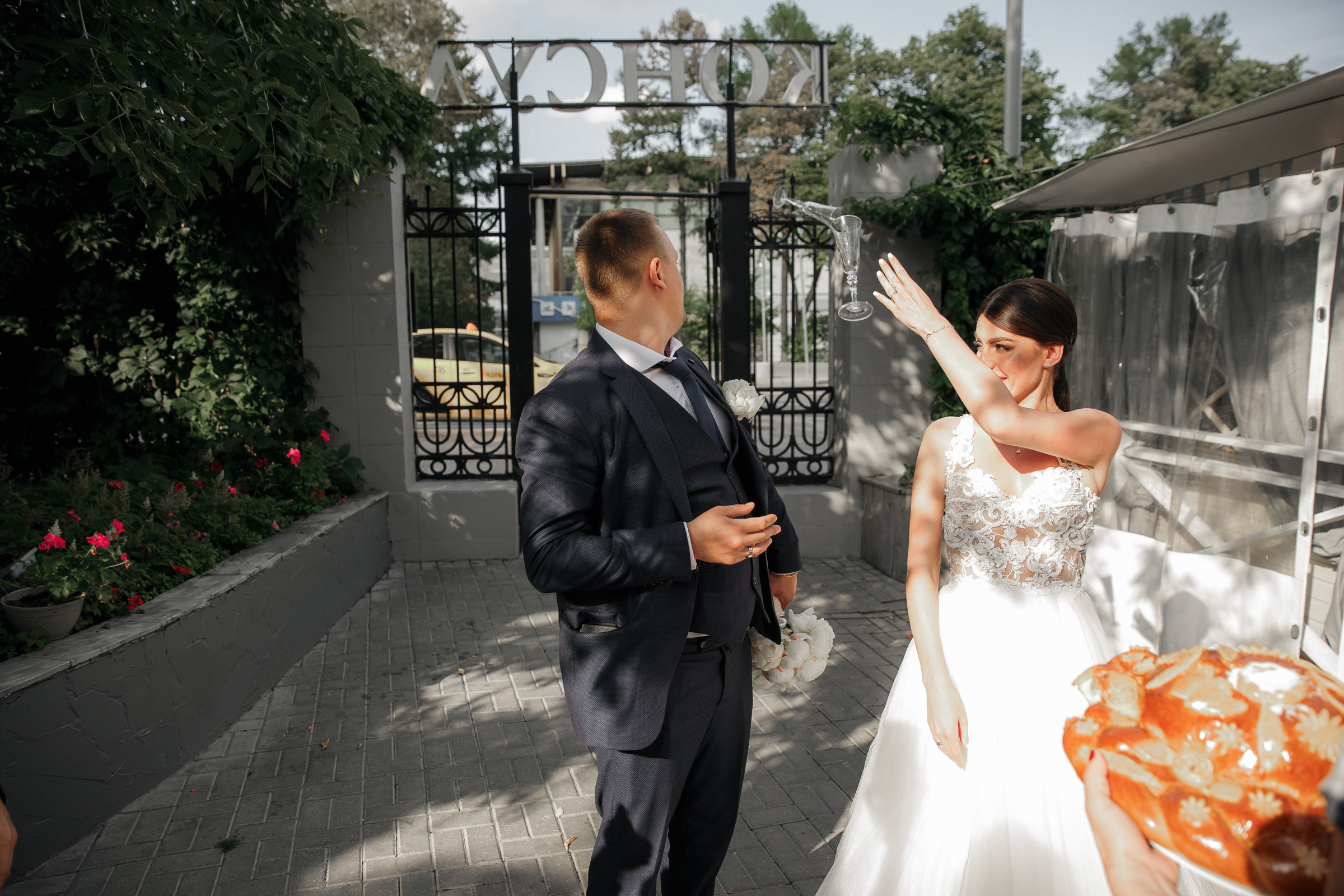 Белое платье, белый ролс. Свадебный фотограф Москва и МО