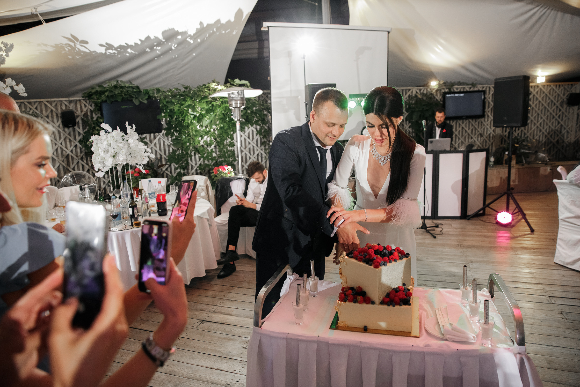 Белое платье, белый ролс. Свадебный фотограф Москва и МО