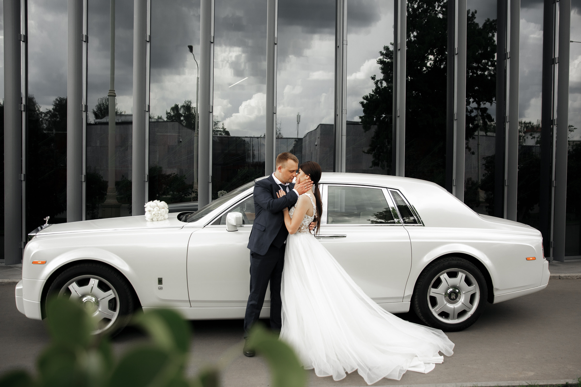 Белое платье, белый ролс. Свадебный фотограф Москва и МО