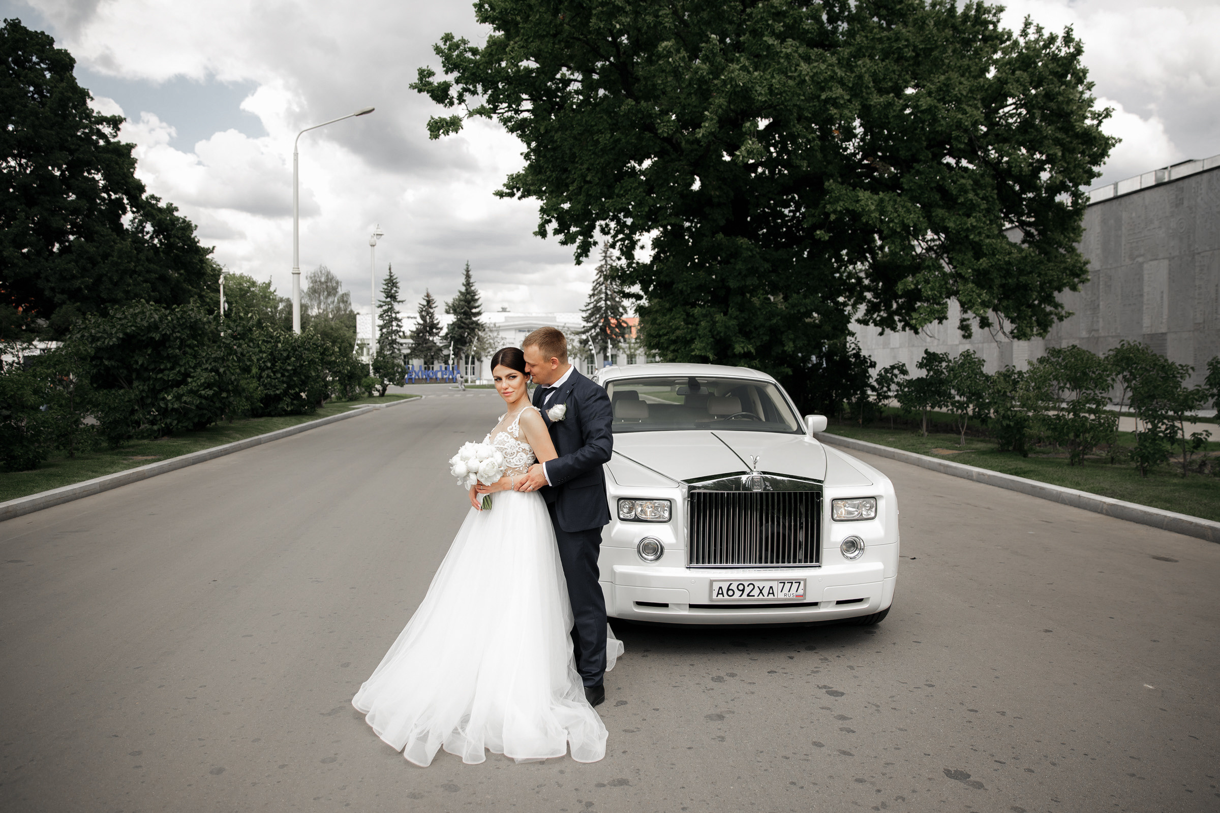 Белое платье, белый ролс. Свадебный фотограф Москва и МО