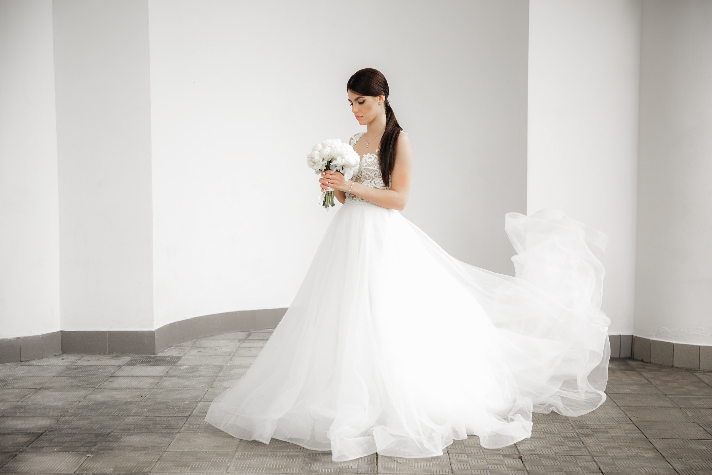 Белое платье, белый ролс. Свадебный фотограф Москва и МО