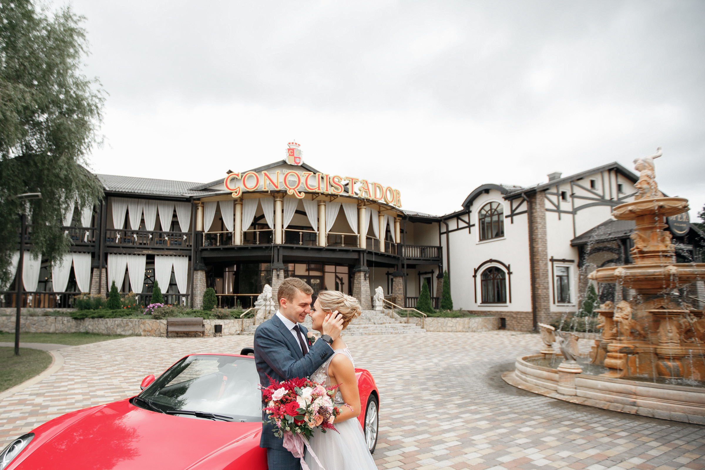 Он, она и красный порш. Свадебный фотограф Москва и МО